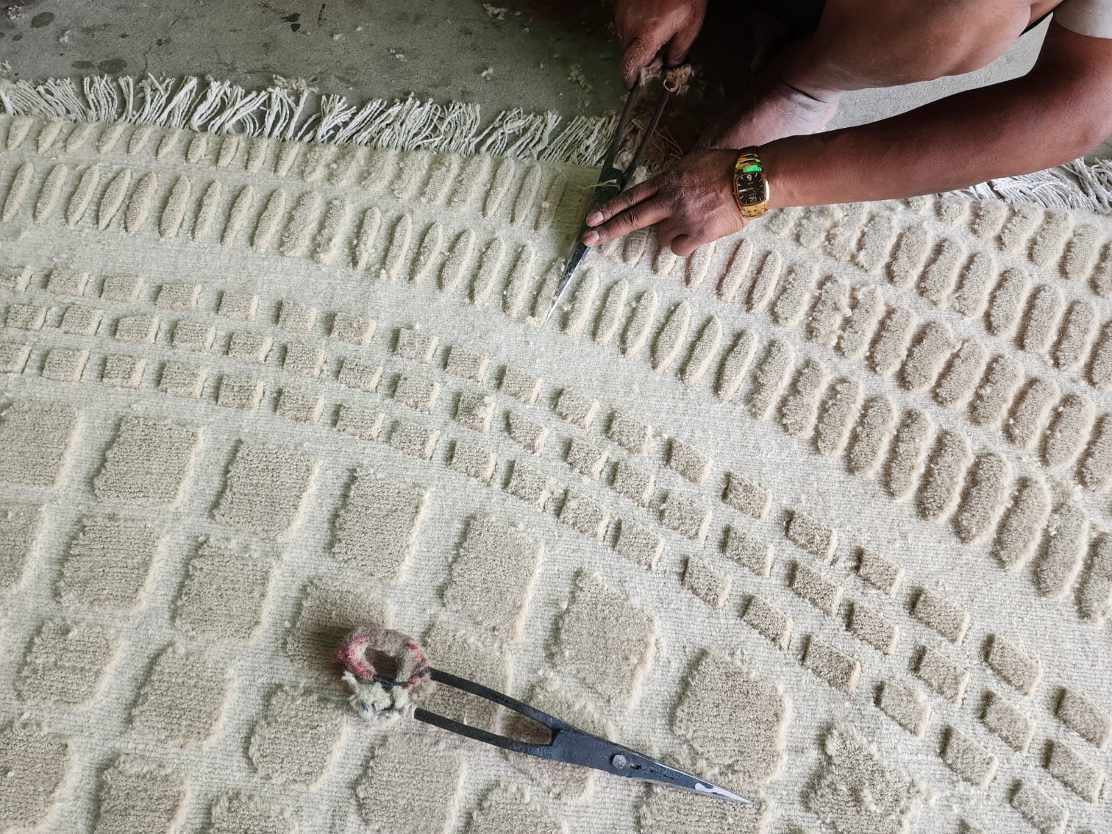 Clipping & Carving
After weaving, the rug’s surface is clipped with large khapsi scissors for an even smooth pile, and the edges are delicately hand-carved to enhance the design’s definition.