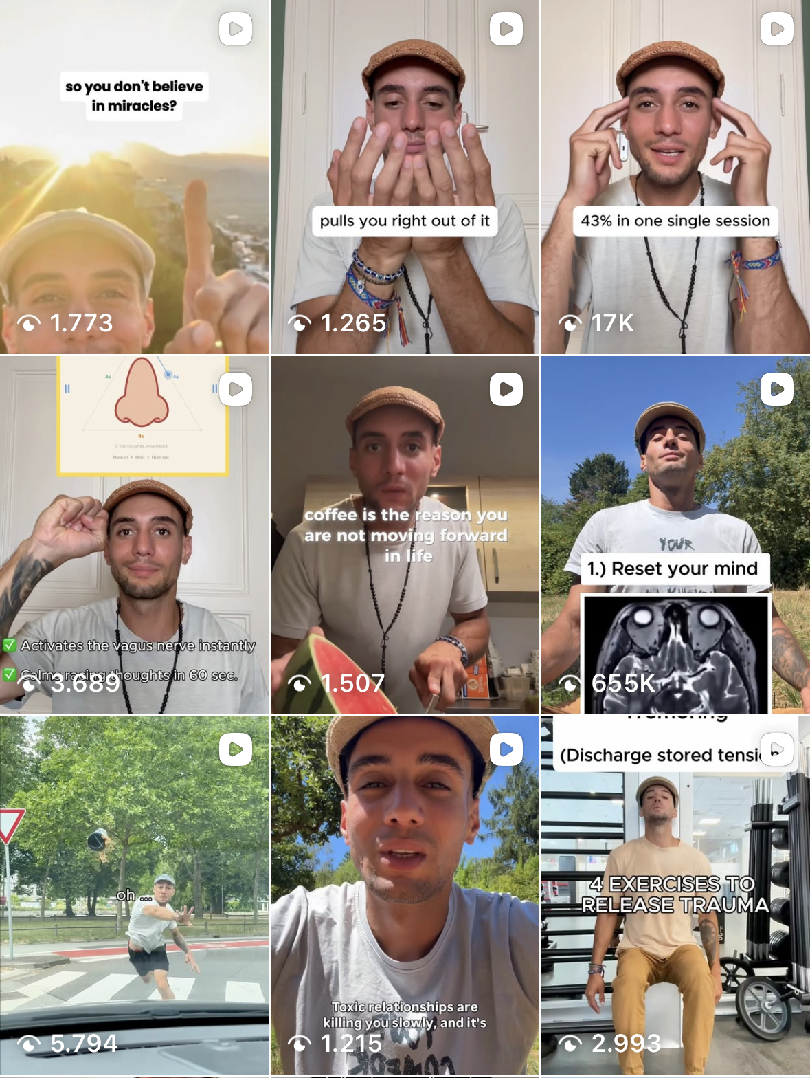 Collage aus verschiedenen kurzen Videoausschnitten mit einer jungen männlichen Person, die verschiedene Themen wie Glauben an Wunder, den Nutzen von Kaffeekonsum, mentale Gesundheit, Bewegung im Freien, und Übungen im Fitnessstudio behandelt. Die Bilder zeigen ihn beim Sprechen, bei Aktivitäten wie Aufziehen eines Hemdes, Kochen und im Freien, mit deutschen und englischen Untertiteln und Texten.