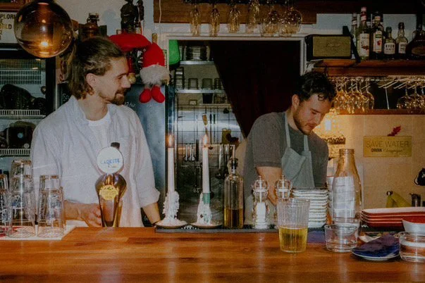 Leo och Fredrik i baren