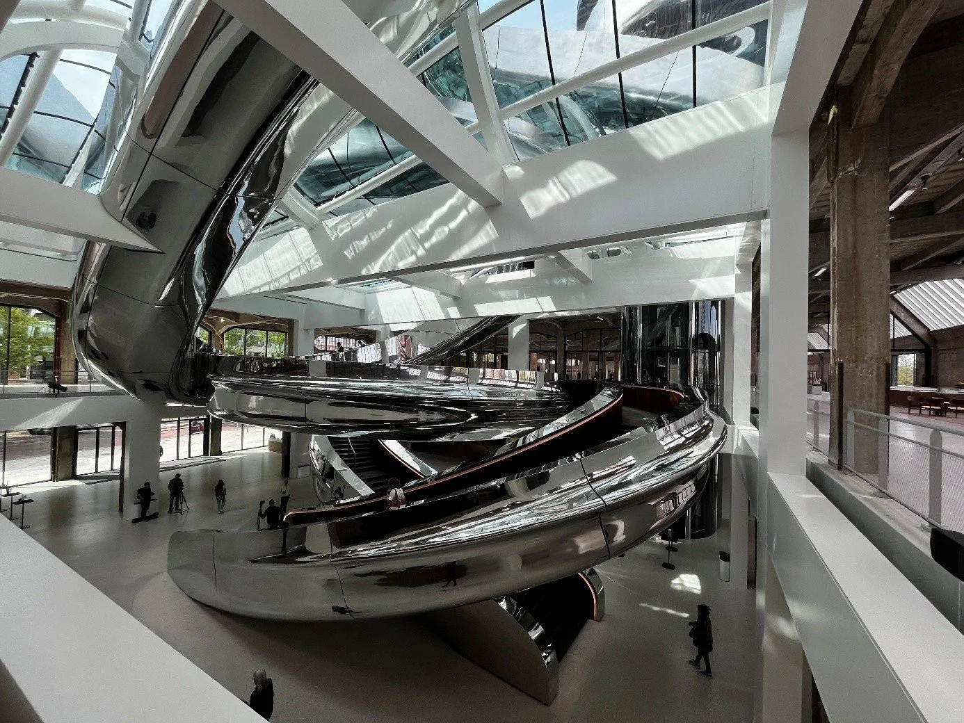 Muzeele între presiune politică și inițiativă privată