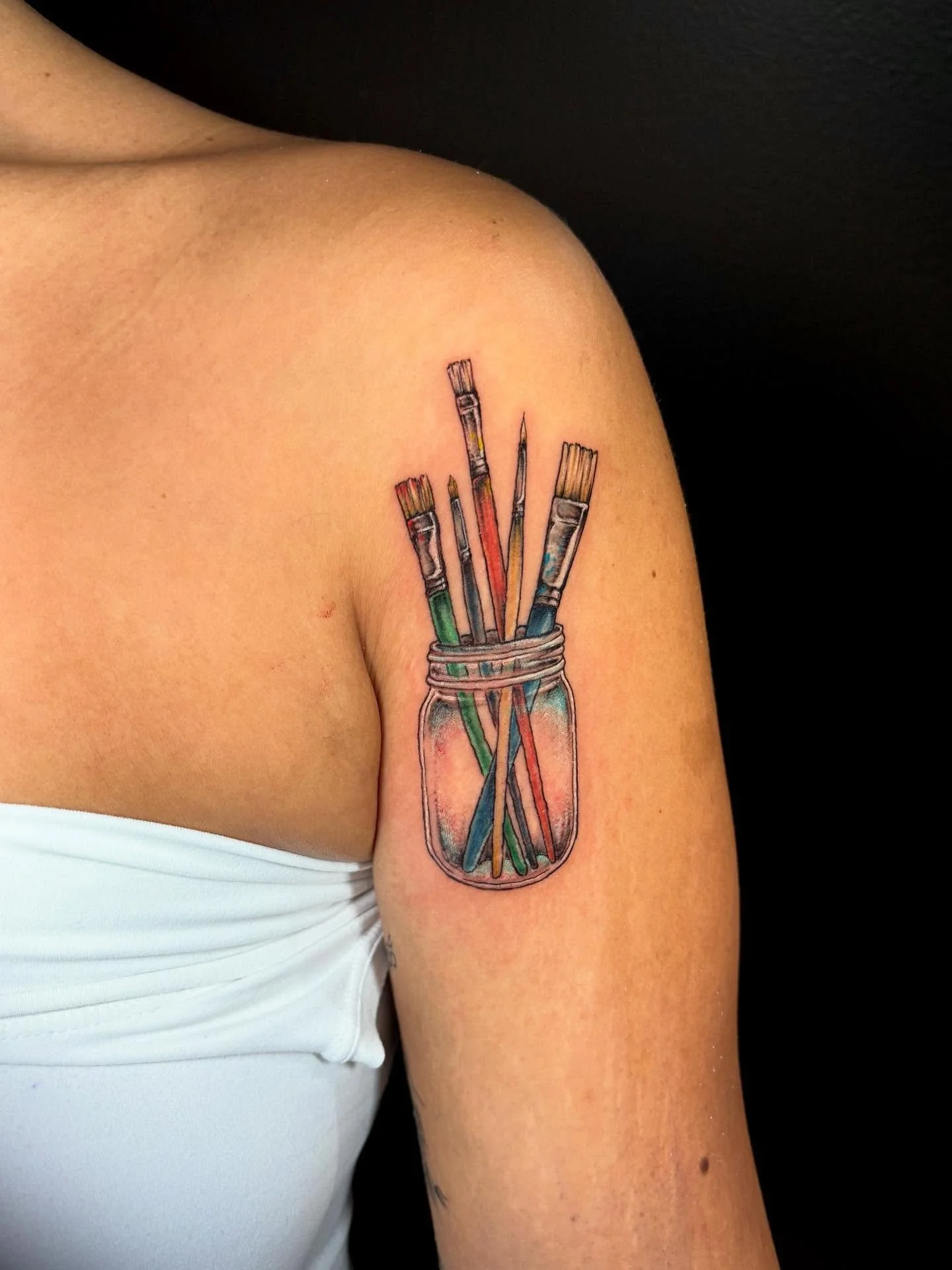 A jar of paint brushes added to Marlee&rsquo;s very cool collection 💛🎨