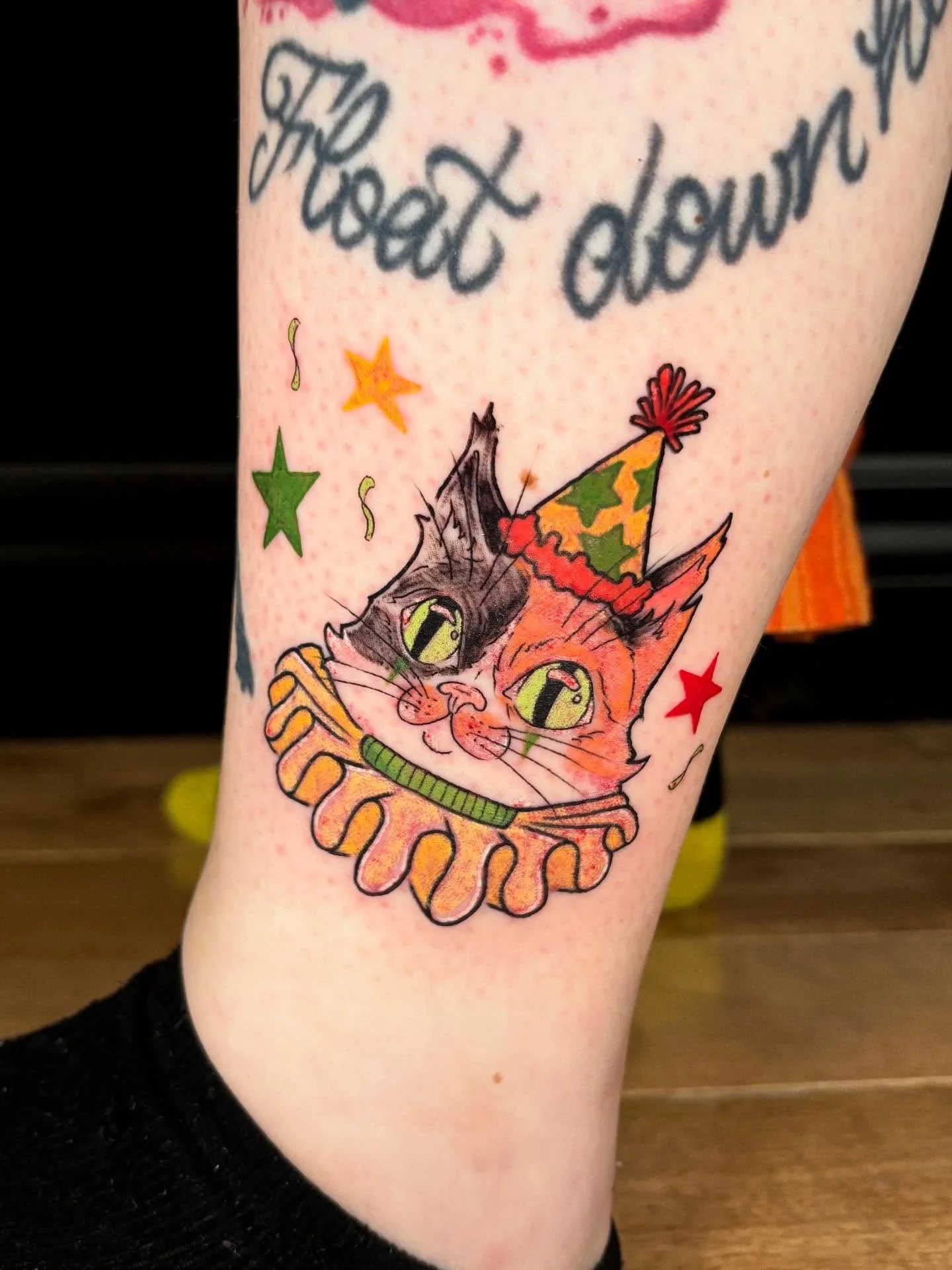 Party clown cat from my flash! 🤡🐱🎉
Fur pattern was customized to match my clients own kitty! Thank so much Morgan