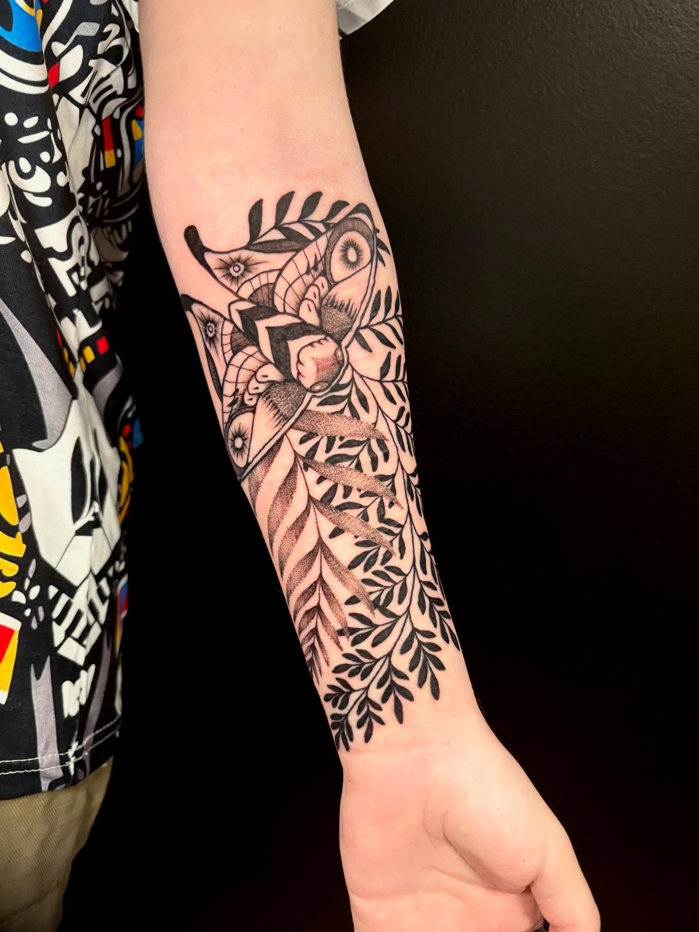 Lightly stylized version of Ellie&rsquo;s tattoo from The Last of Us 🌿🍄&zwj;🟫 
Thank you for trusting me with this scar coverup &amp; first tattoo 💛