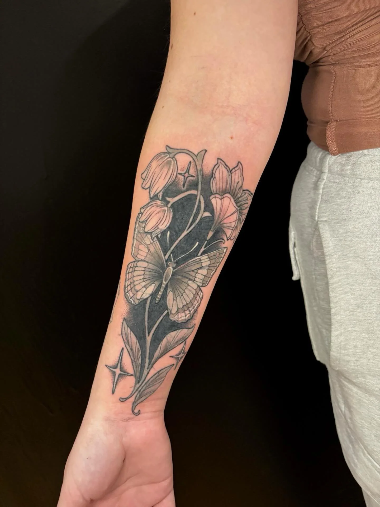 Butterfly and florals for Alexandra 🦋🌷 swipe to see the sketch &amp; what we covered up! 
Two sessions- *black fill is still in the shiny healing phase in these photos