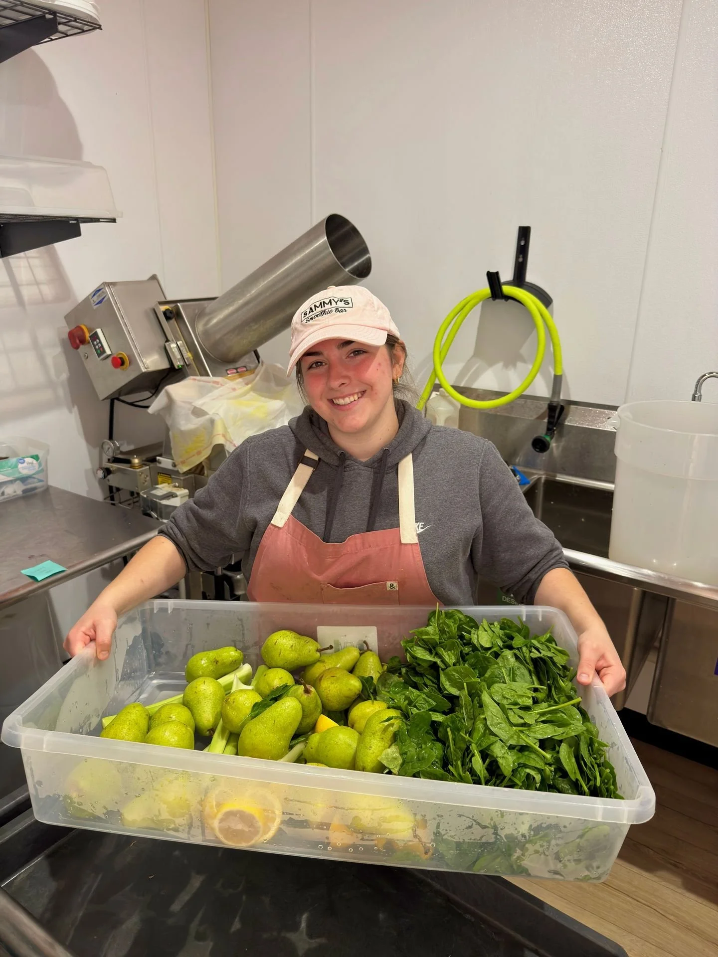 Do you see this?! Fruits &amp; veggies&hellip; THAT'S IT!! And that's exactly what goes into our cold-pressed juice, nothin' else!!! Can you guess what juice we're making in this pic?🤭

#FRESH #freshjuice #SammySmoothieBar #coldpressjuice #cleaningr