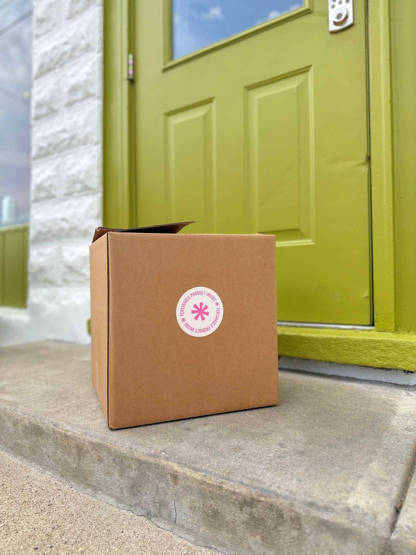 This could be on your front porch right now!! Fresh pressed juice, delivered right to your door!!

📲ORDER ONLINE at sammyssmoothiebar.com OR click the link in our bio to start shopping now!!

#coldpressedjuice #freshjuice #nationwideshipping #ordern