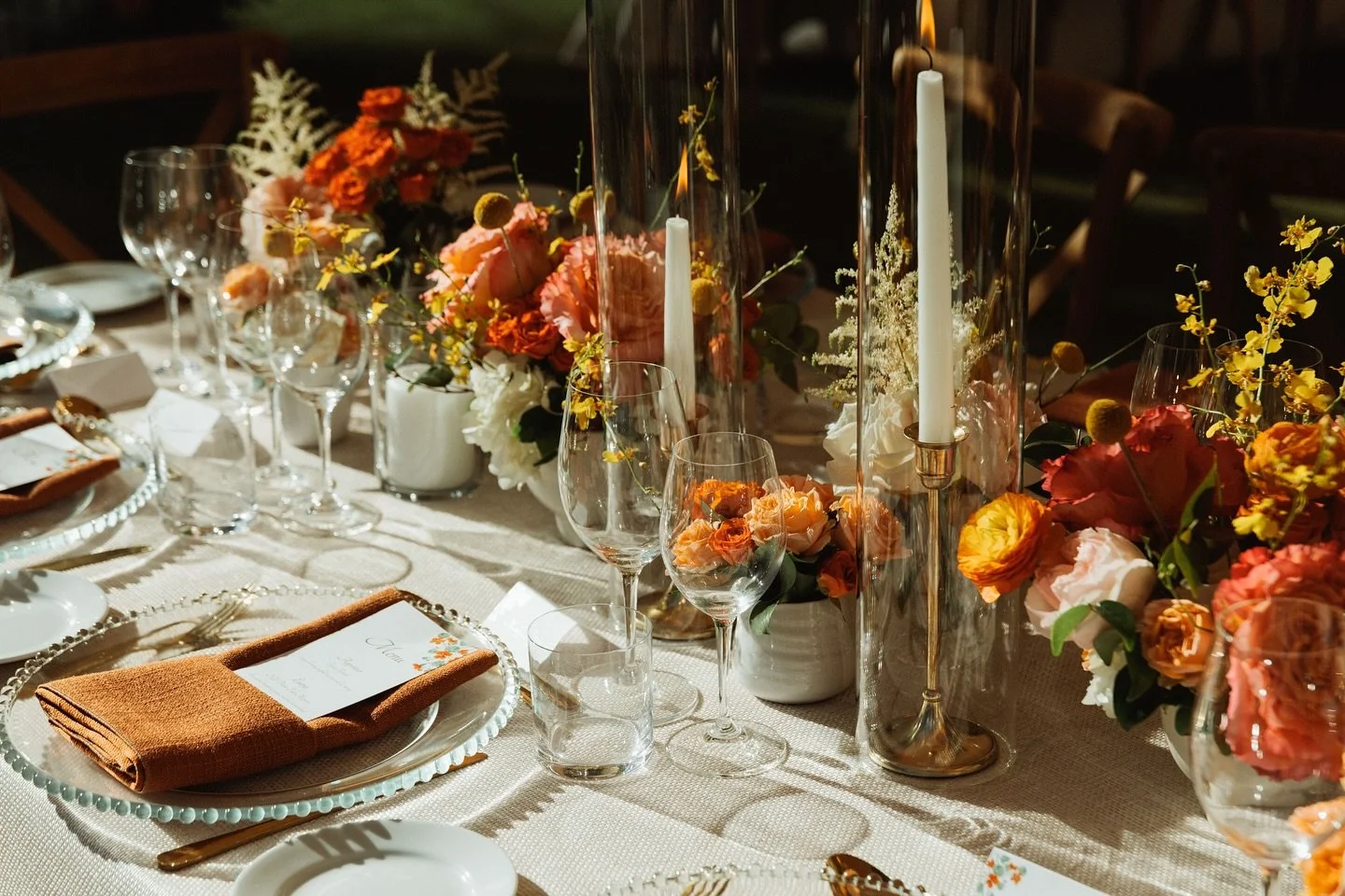 This weather got anyone else feeling the fall vibes closing in?! 🍂⚡️👀 Here&rsquo;s a little something to brighten your feed (and your day). Annabel &amp; Tucker&rsquo;s tablescape was like pure sunshine poured onto a table&mdash;warm, golden, glowi