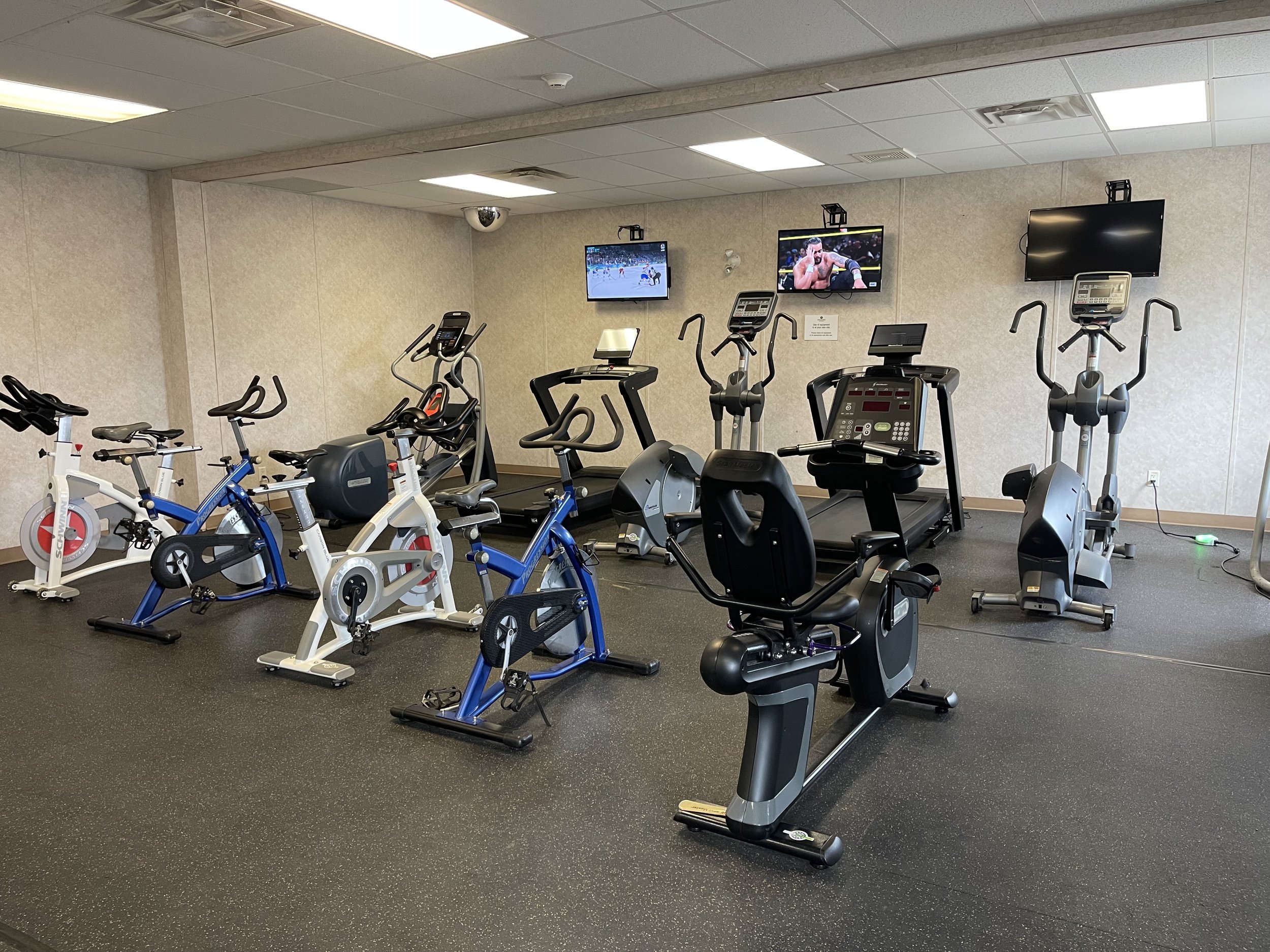 27 Fitness Room.jpeg