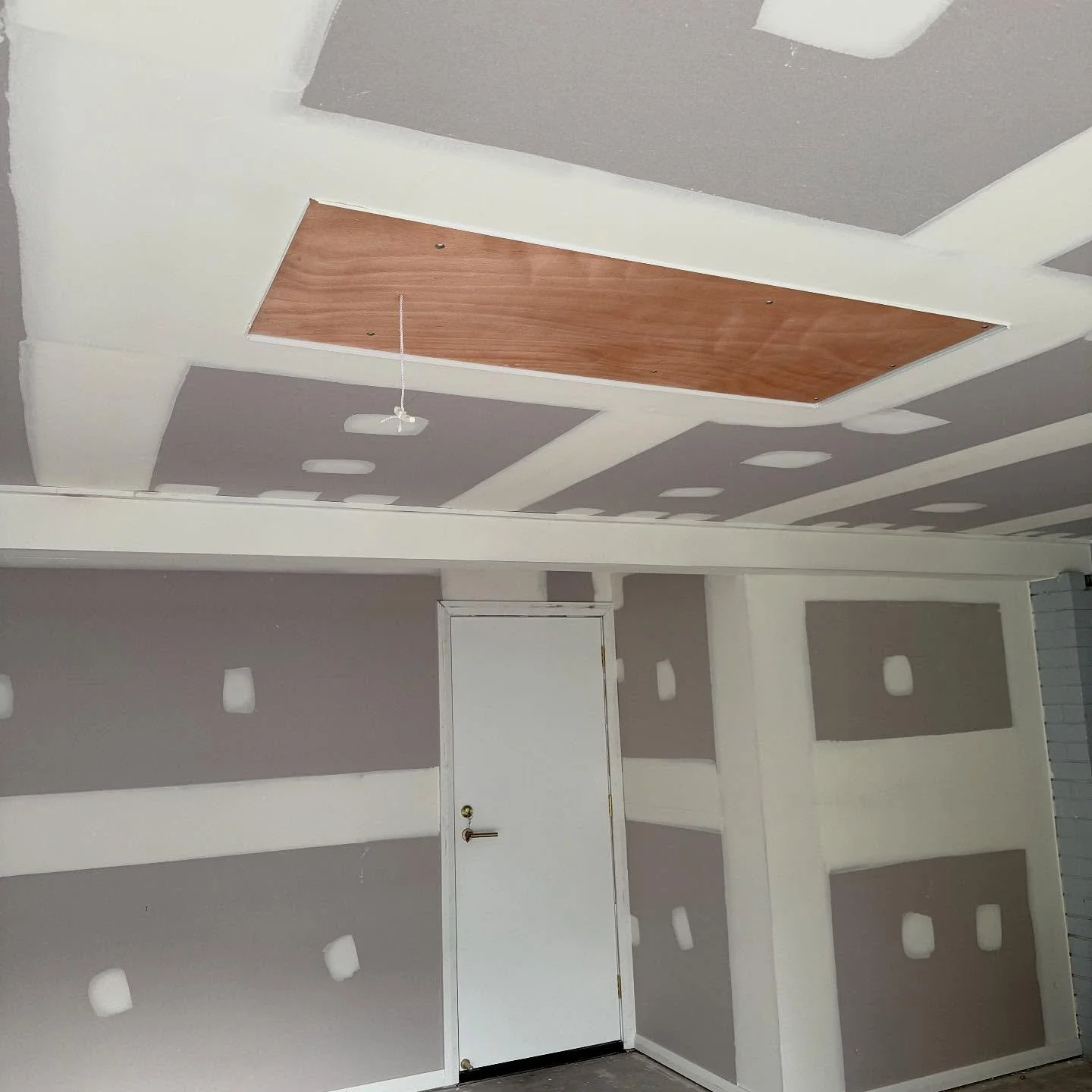 Nice little garage conversion wrapped up 
 &ndash;  Straightforward job, solid result.
.
.
Builder | @jmf.projects 
.
.
.
@csrgyprock 
@wallboard tools 
#HowesLinings #GarageConversion #Plastering #InteriorLinings #Level4Finish