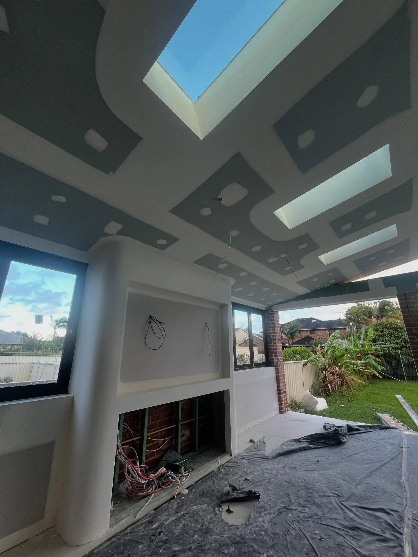 Taren Point Project - 
.
.
Curves, light, and clean lines. 
4m high alfresco ceilings with skylights bringing the outdoors in. 
Another smooth finish by @howeslinings.co.
.
. 
.
@csrgyprock 
@wallboardtools 
@tapepro 

#HowesLinings #Plastering #Inte