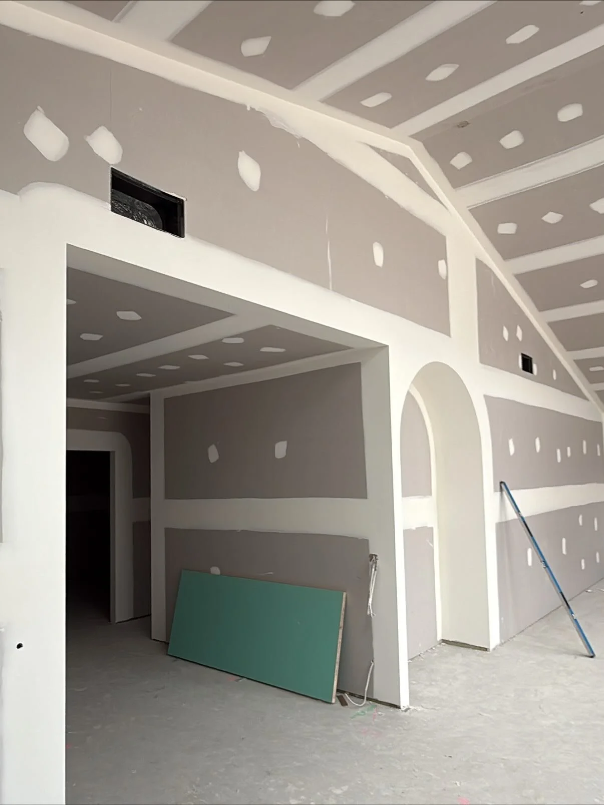 - Helensburgh Project Completion - 
.
.
Swipe right-&gt; Sharp lines. Clean junctions. Light pouring in from every angle.
This project wrapped with a flawless Level 4 finish &ndash; interiors that speak for themselves
.
.
@mitchsmithkitchens 
.
.
. 
