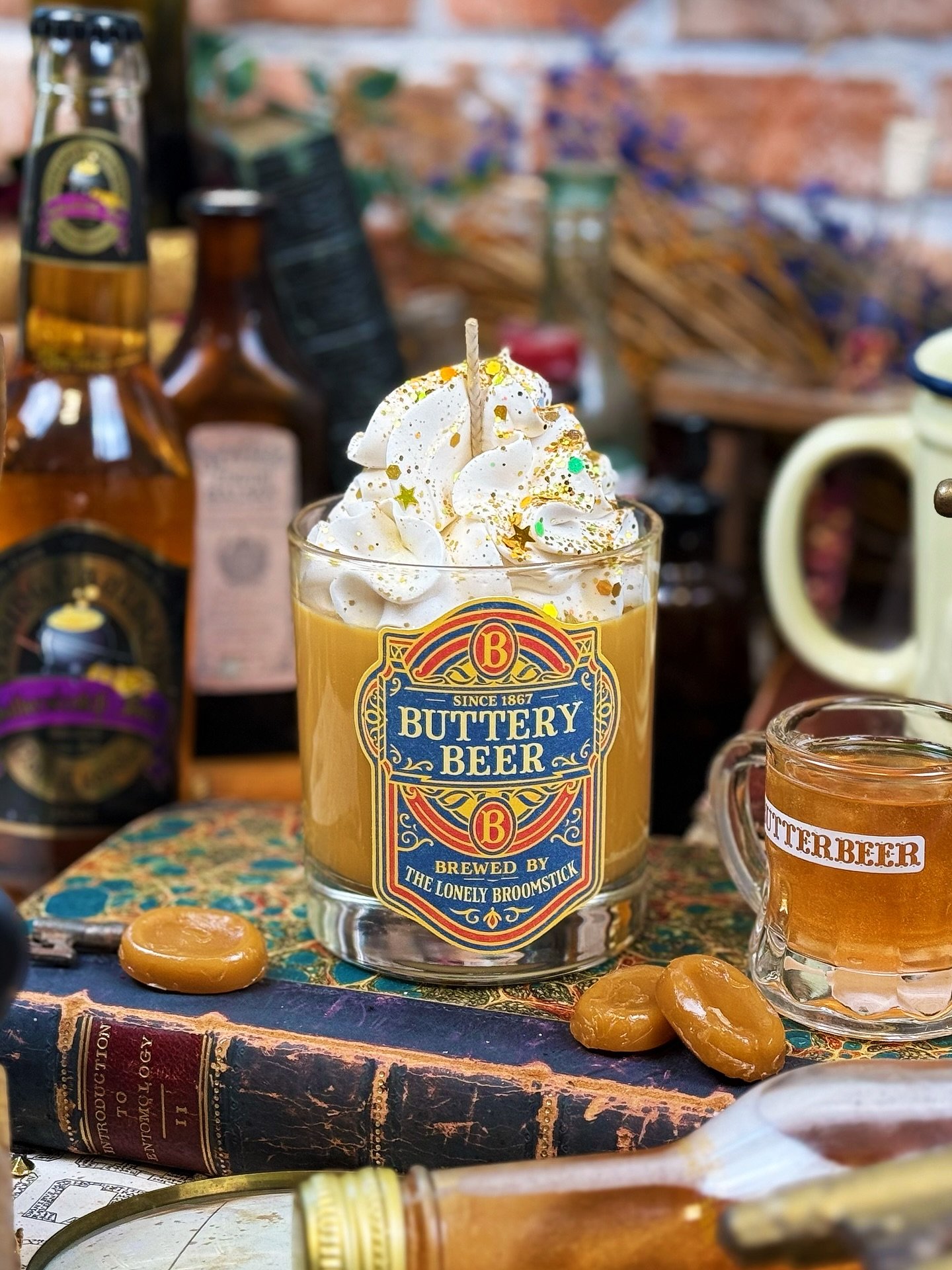 🍺 Caramel. Butterscotch. Pure magic. 🍺

Our Buttery Beer candle is sweet, creamy, and oh-so-cosy! The perfect scent to warm your winter nights! ❄️

Part of our Swirl Top Candle Collection, handmade with love &amp; a sprinkle of magic!

Shop now at 