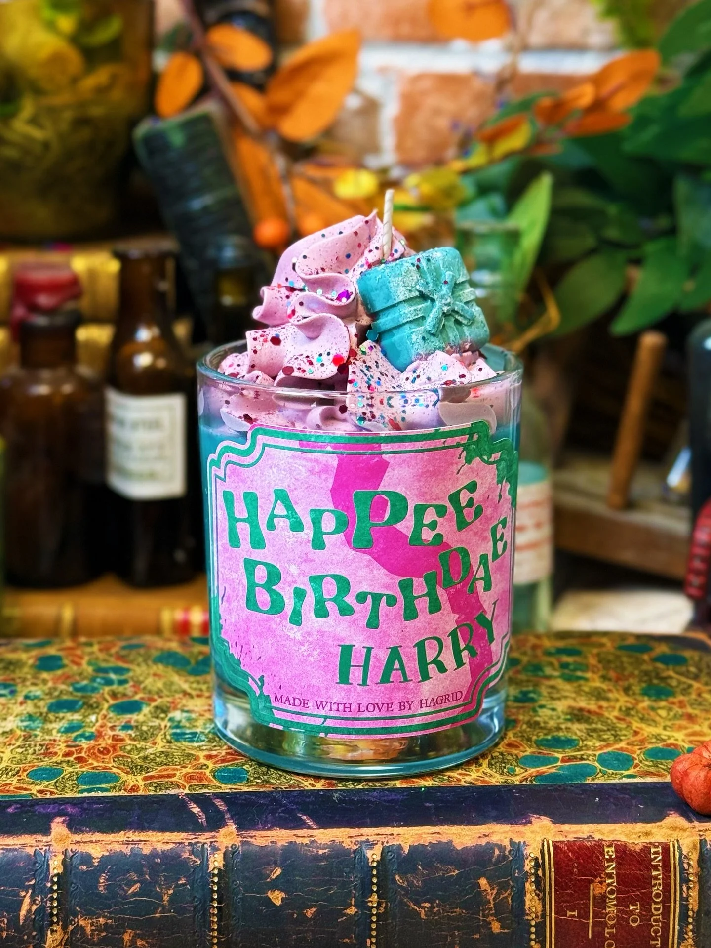 ✨PERSONALISED CANDLE✨
 Our Personalised Happee Birthdae Candle is now available to purchase in-store AND on our website! 
&ldquo;A very happy birthday to yeh. Got summat fer yeh here&hellip;&rdquo;  This magical candle is Birthday Cake scented with a