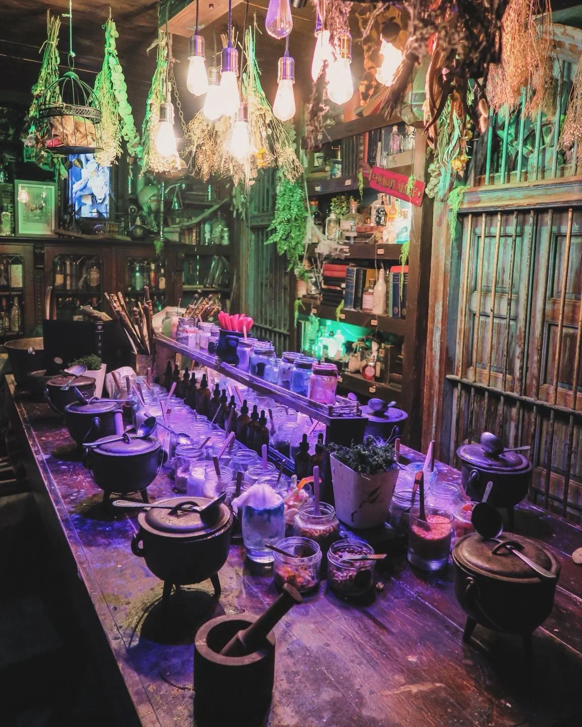 ✨POTION EXPERIENCE✨

We still have some spaces left this weekend for our magical 1-hour potion experience! Book on our website at Lonelybroomstick.co.uk!