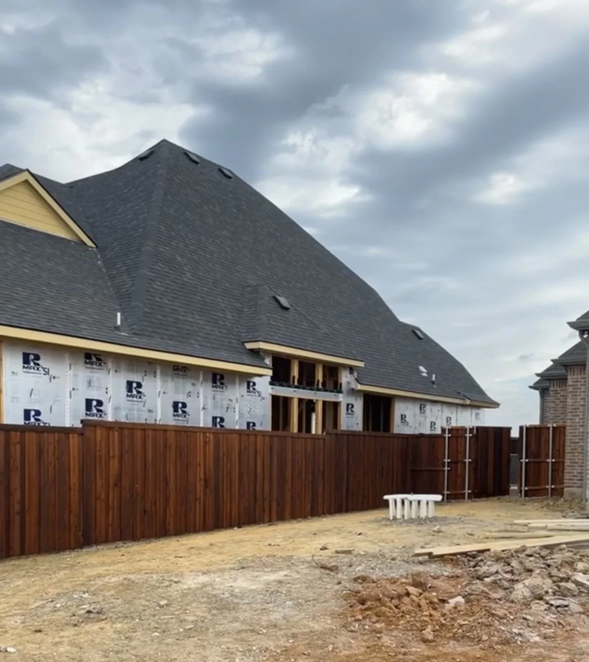 6 foot tall board on board privacy fence installation for new construction homes in DFW metroplex