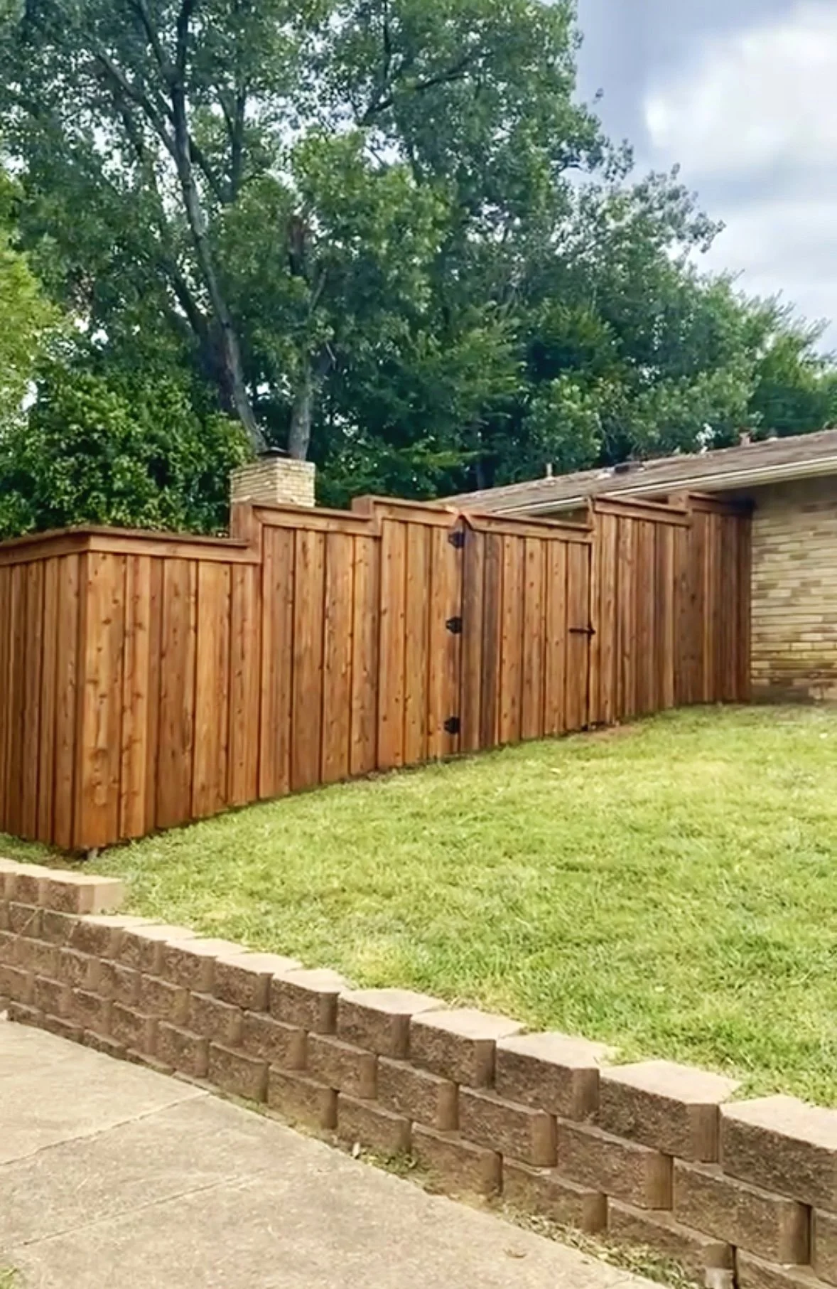 Cedar wood 6 foot board on board privacy fence with steps level design in Arlington, Texas.
