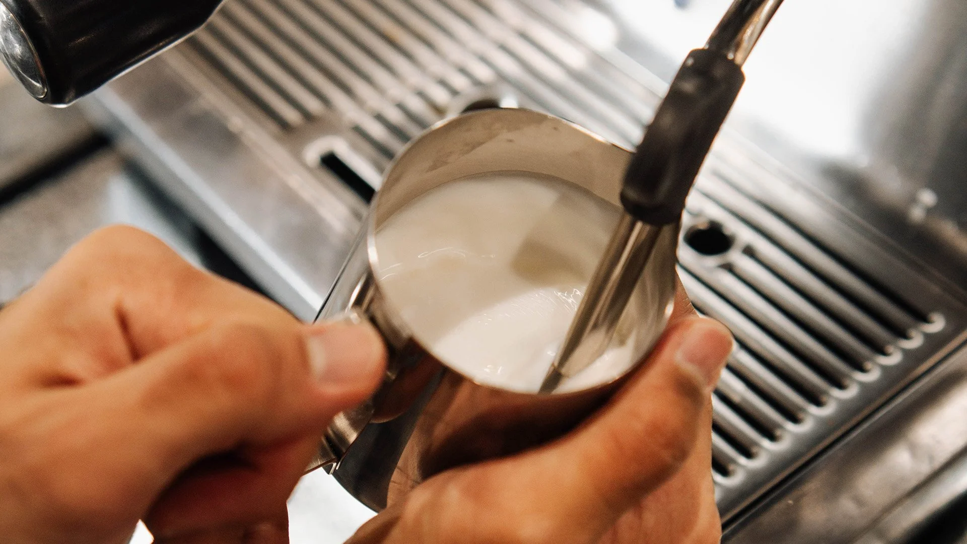 The Benefits of Hiring a Mobile Coffee Cart for Events