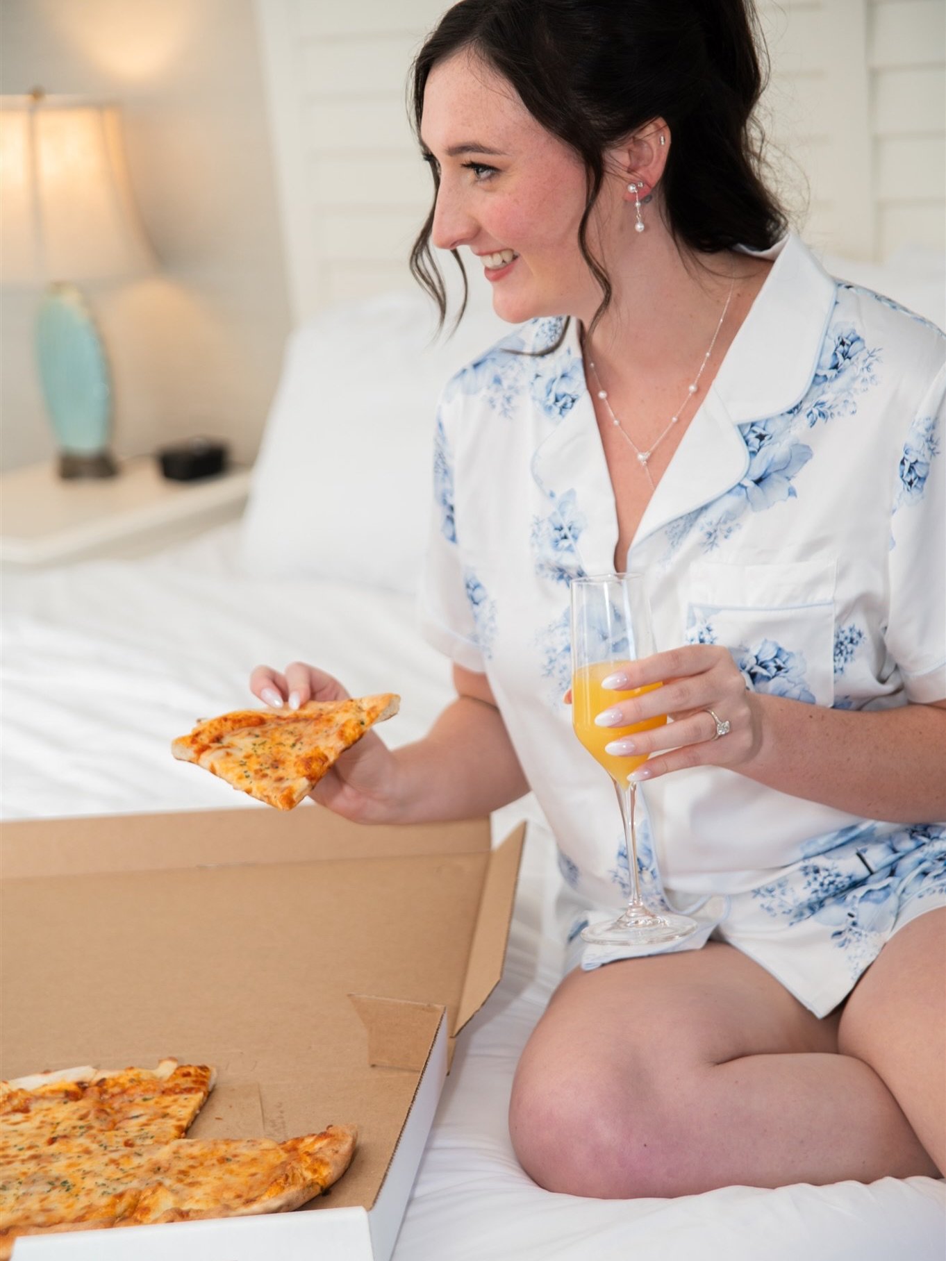 Consider this my latest PSA: EAT ON YOUR WEDDING DAY! Bonus points if it&rsquo;s pizza and mimosas 🍕 🥂