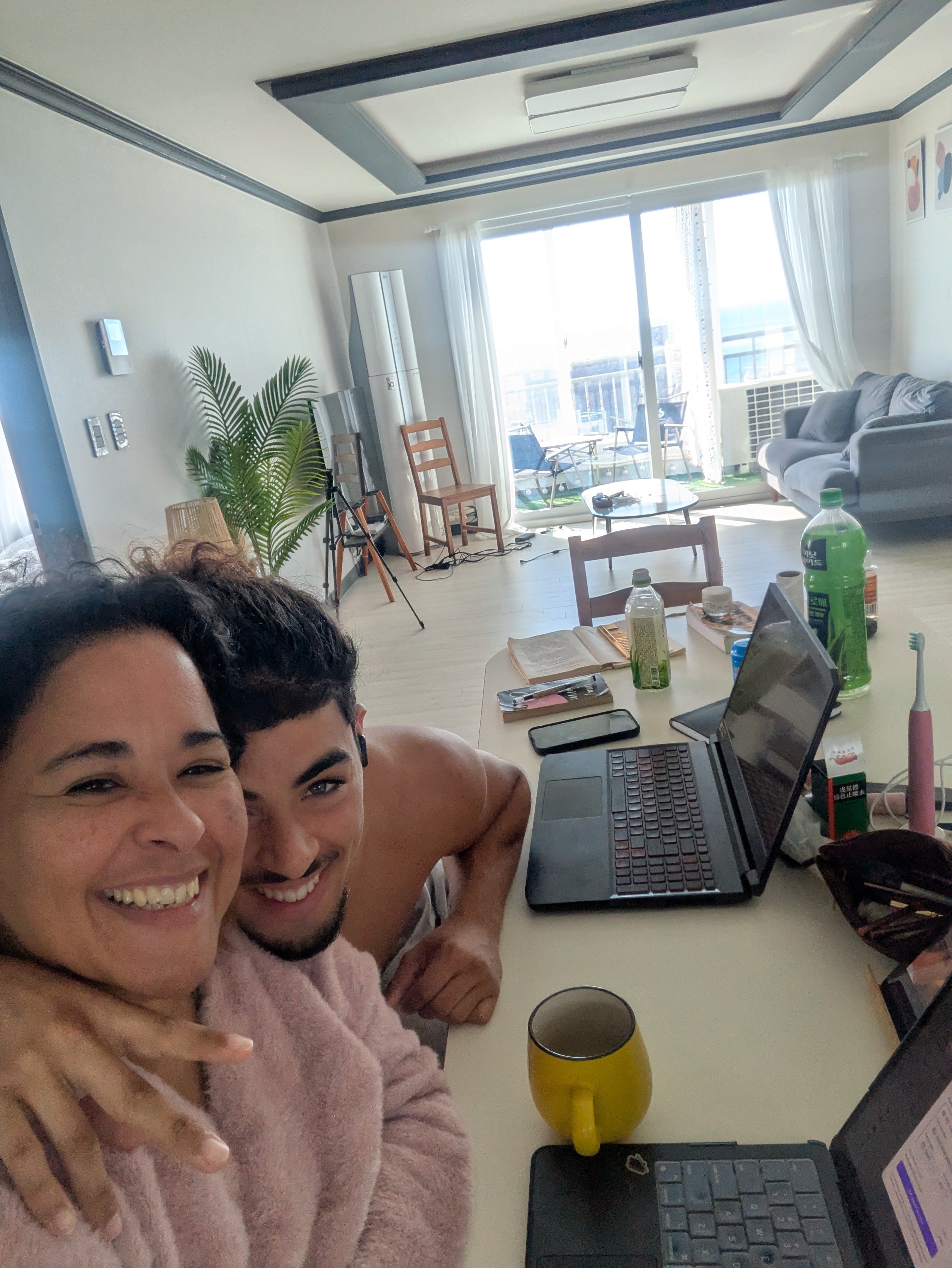 Cheongsapo AirBnB w:Jovan Desk.jpg