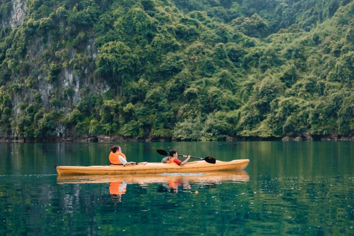 Kayaking-in-Ha-Long-Bay