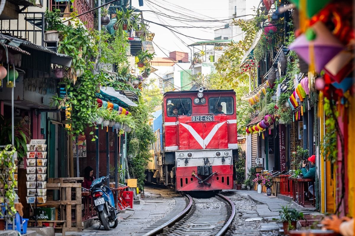 Train-Street-Hanoi