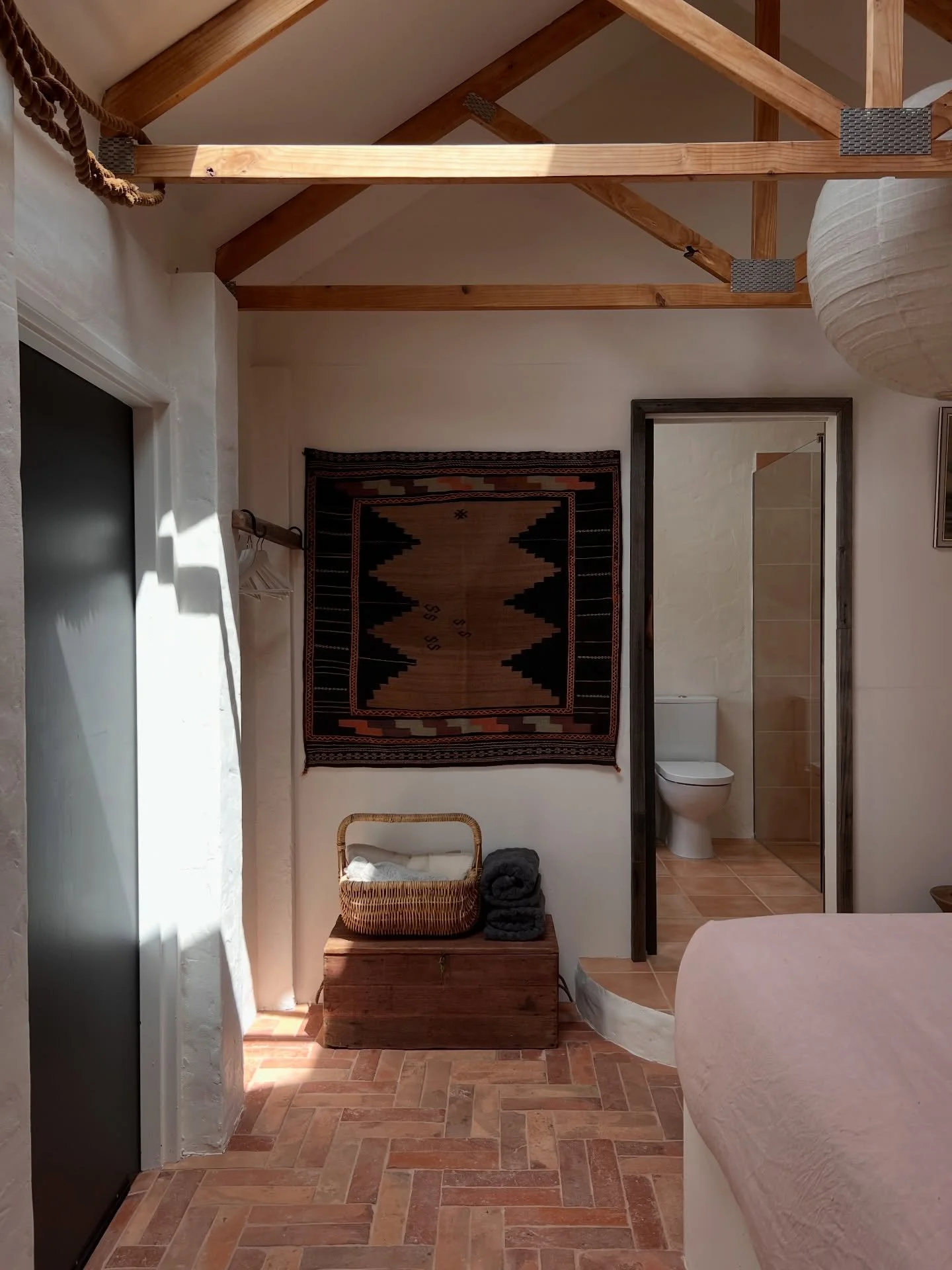 The slow vibes of autumn&hellip;gorgeous sunshine and a reason to bust out that cool coat and beanie in the early mornings and late afternoons, spark up the outdoor fireplace and toast the sunset #autumn #surfcoastdreaming #torquay #torquayaccommodat