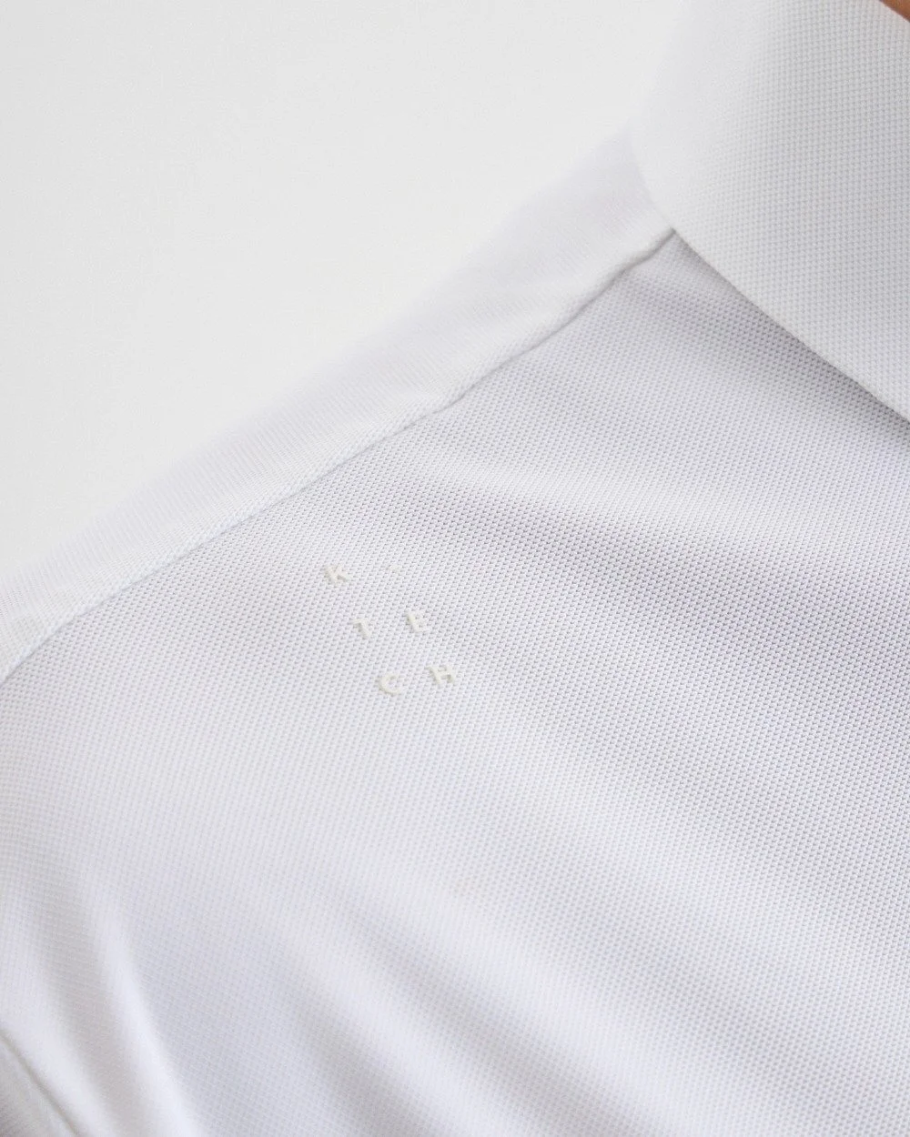 Precision Engineering
Featuring laser-cut buttonholes, a seamless placket, supersonic welding, and seamsealing, Ploes redefines garment construction. These advanced techniques eliminate bulk and friction, enhancing both aesthetics and mobility.

Unma