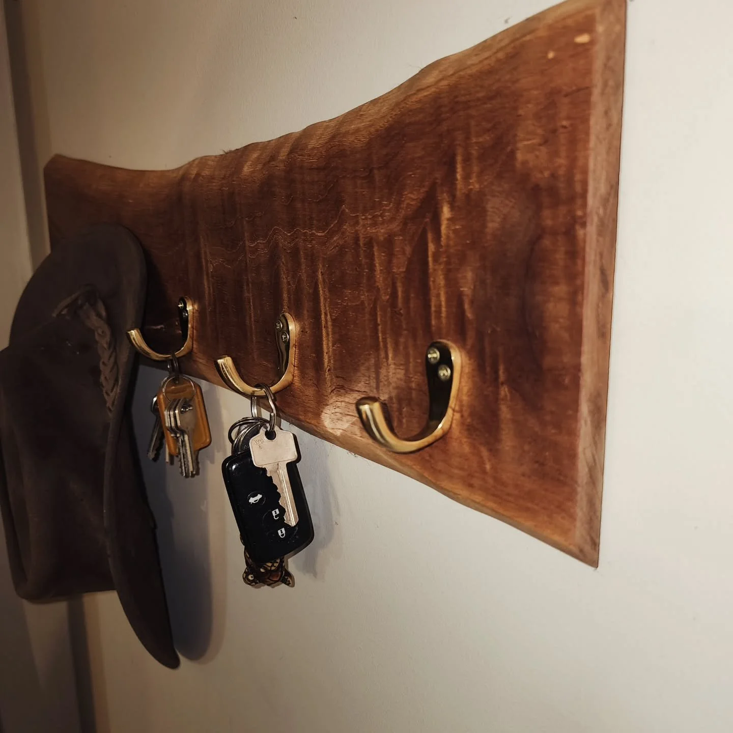 Sorting through the scrap wood pile I found this nice figured piece of red cedar, made for a nice key/hat rack to mount on the wall #woodworking #redcedar #keyring #hatrack