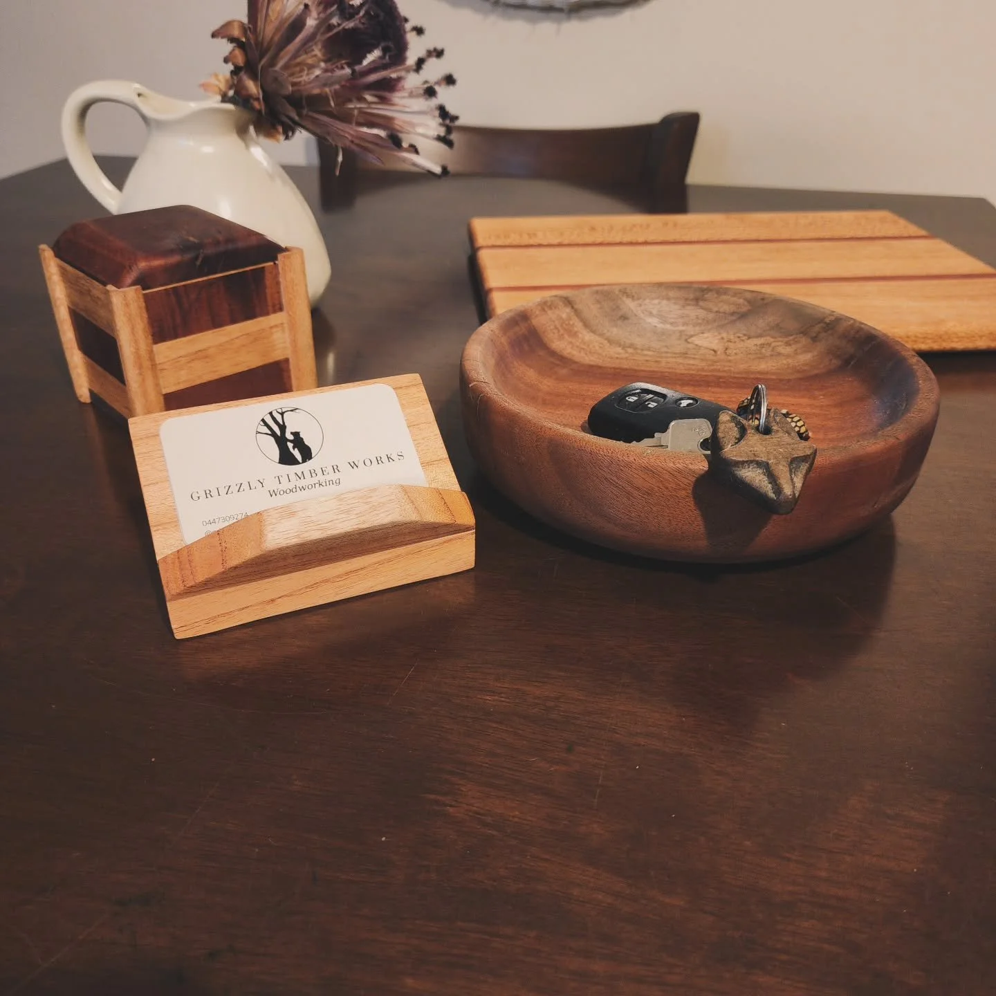 Even the smallest custom knick knacks can bring warmth and character to any home, from key bowls, card holders or cutting boards. Building small projects are just as fun as the larger ones.
#custom #woodworking #mahogany #silkyoak #australiantimber