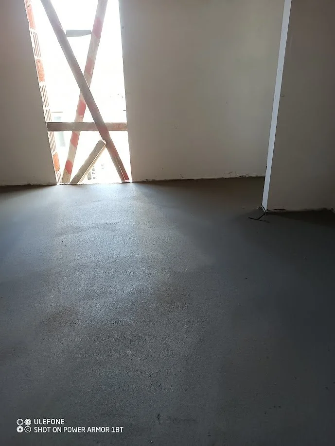      

 
   ❄️ Téli betonozás időjárási feltételei – Mire kell figyelni hideg időben?  Bevezetés  A betonozás sokak fejében kizárólag tavaszi vagy nyári munkának számít, azonban  megfelelő feltételek és szakértelem mellett télen is kivitelezhető . A 