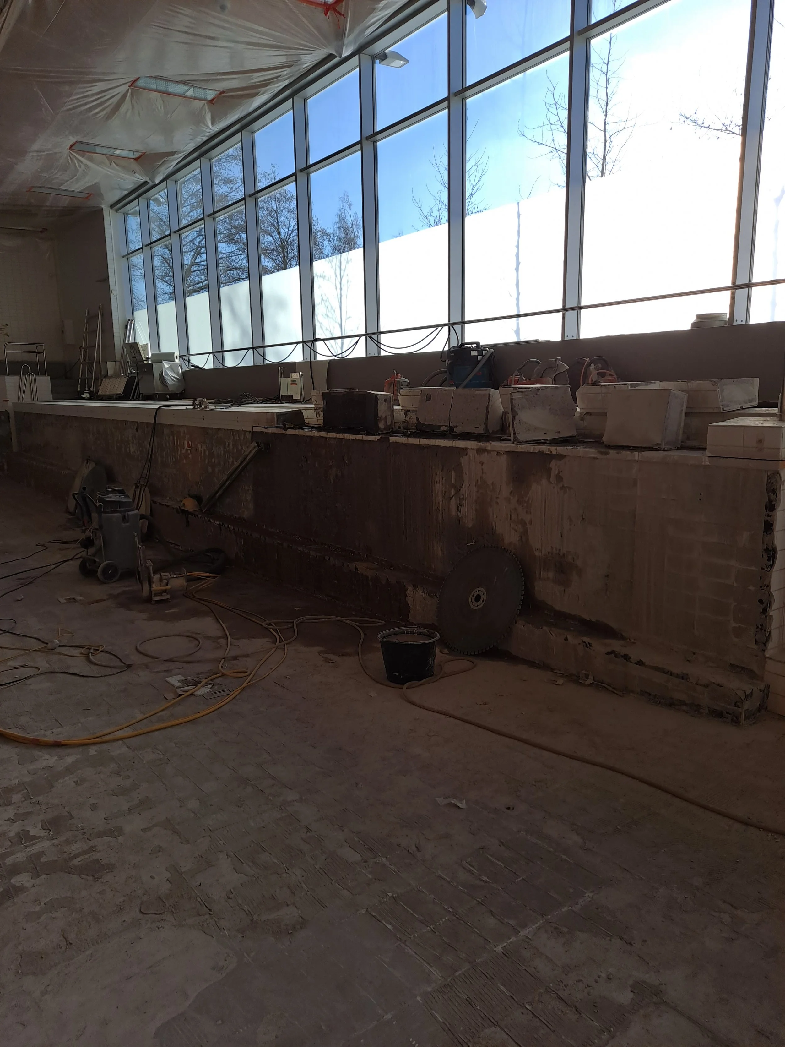 Kiskosahauskalusto ja työmaan suojaus siistin työnjäljen varmistamiseksi Porvoossa.