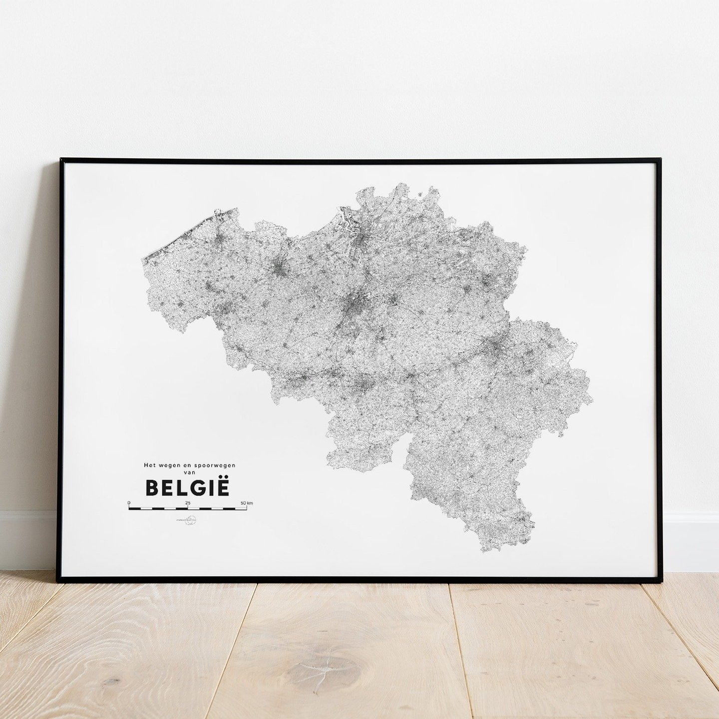 Breng een vleugje Belgische elegantie in je interieur met onze gloednieuwe decoratieve kaart. Hij stelt het wegen- en spoorwegennet van ons land voor en is verkrijgbaar in een tijdloze zwarte versie, ideaal voor een moderne en minimalistische stijl, of in een gedurfd rood, perfect voor een moderne en minimalistische stijl.