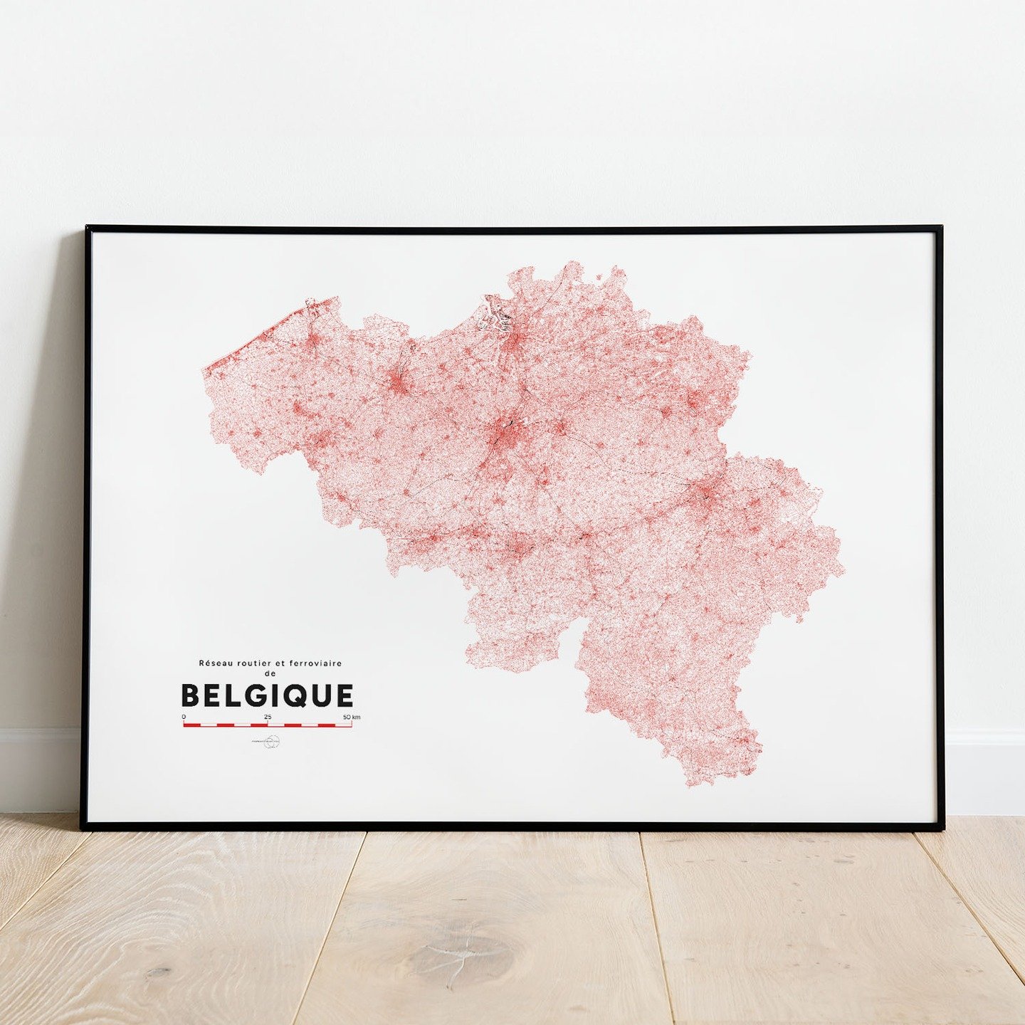 Geef je huis een vleugje Belgische verfijning met onze nieuwste decoratieve kaart. De kaart toont het wegen- en spoorwegennet van ons land en is verkrijgbaar in tijdloos zwart, perfect voor een moderne en strakke esthetiek, of in levendig rood, ideaal om je huis op te fleuren.