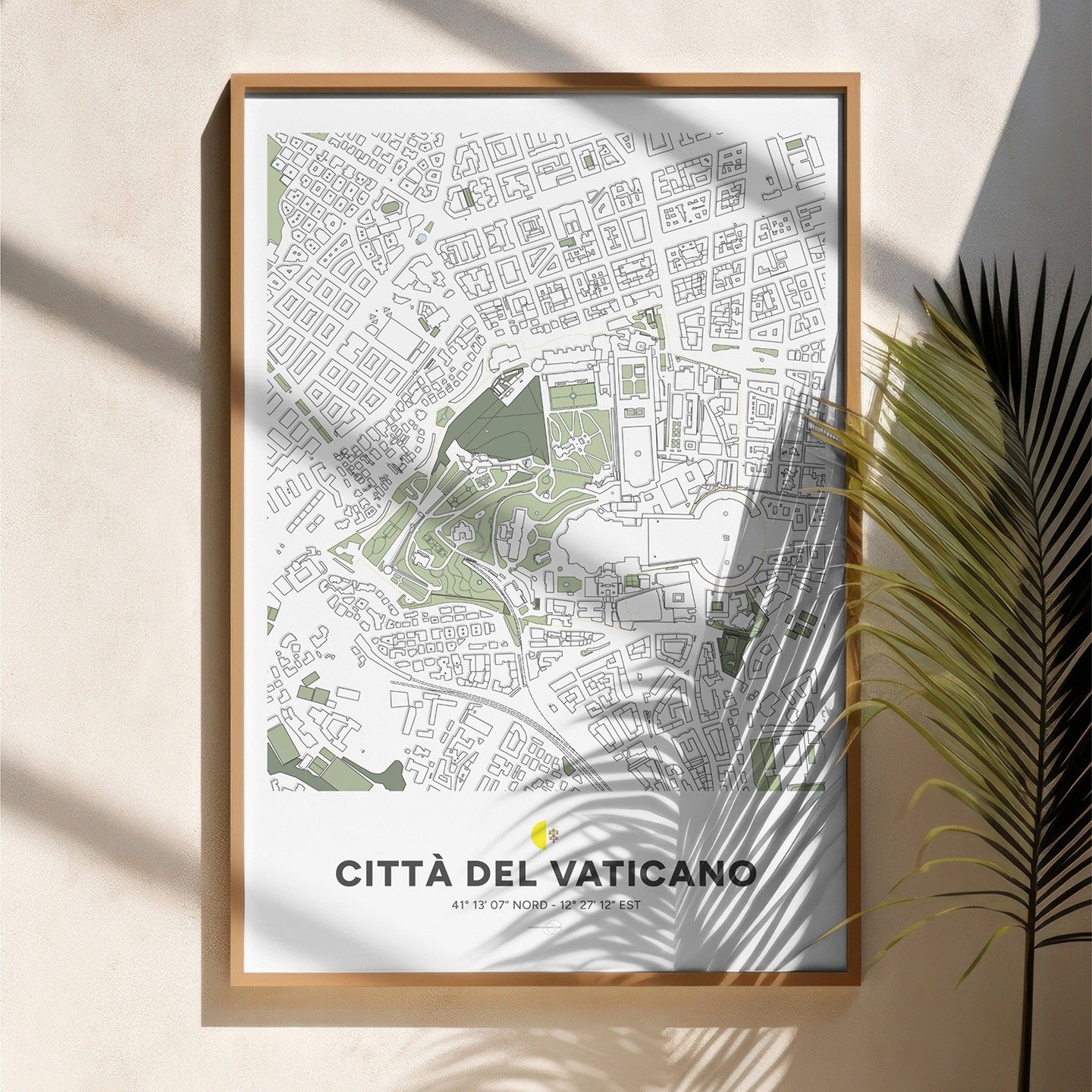 NL : Met veel plezier presenteren we onze nieuwe kaart van Vaticaanstad, een cartografisch kunstwerk dat de essentie van deze unieke plek in de wereld weergeeft. Verken alle gebouwen met een rijke geschiedenis en laat je betoveren door de sereniteit van Vaticaanstad.