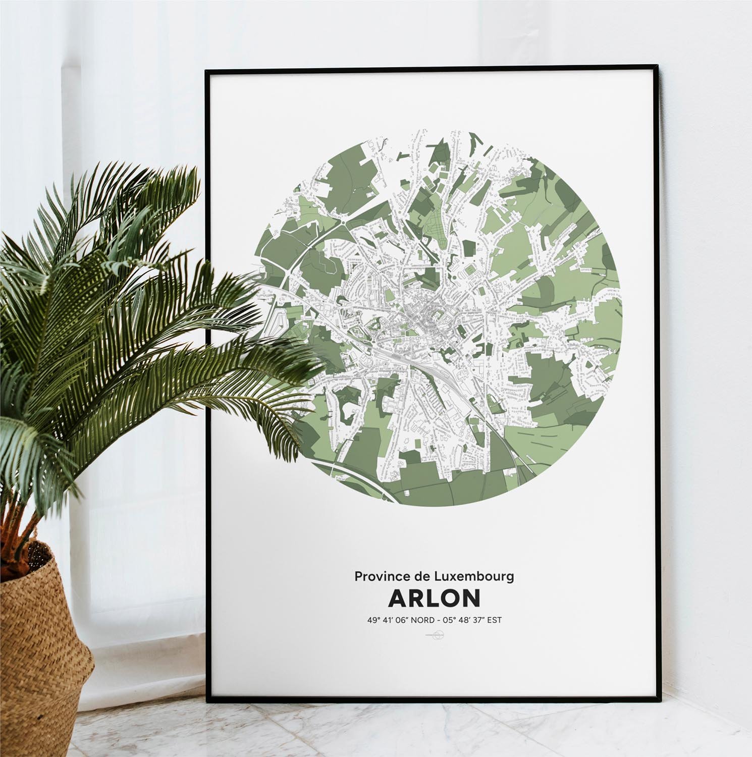 Poster décoratif avec la carte de la ville d’Arlon encadré au sol.