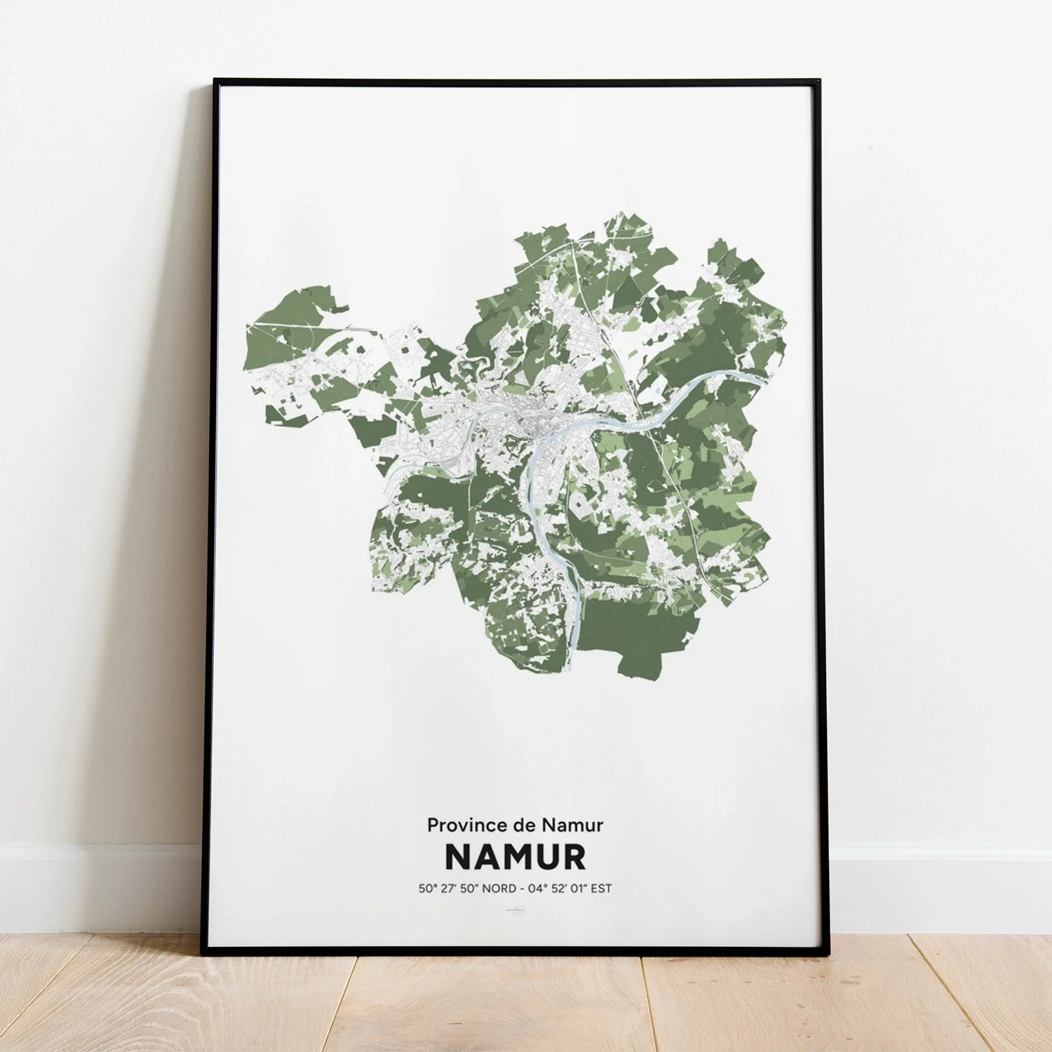 Poster décoratif avec la carte de la ville de Namur encadré posée au sol.
