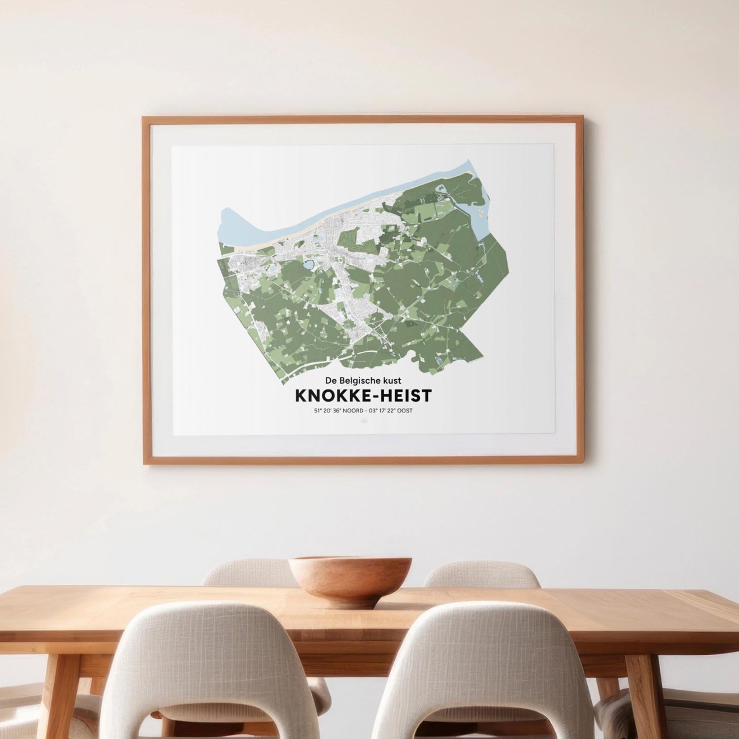 Poster décoratif avec la carte de la ville de Knokke-Heist encadré dans une salle à manger.