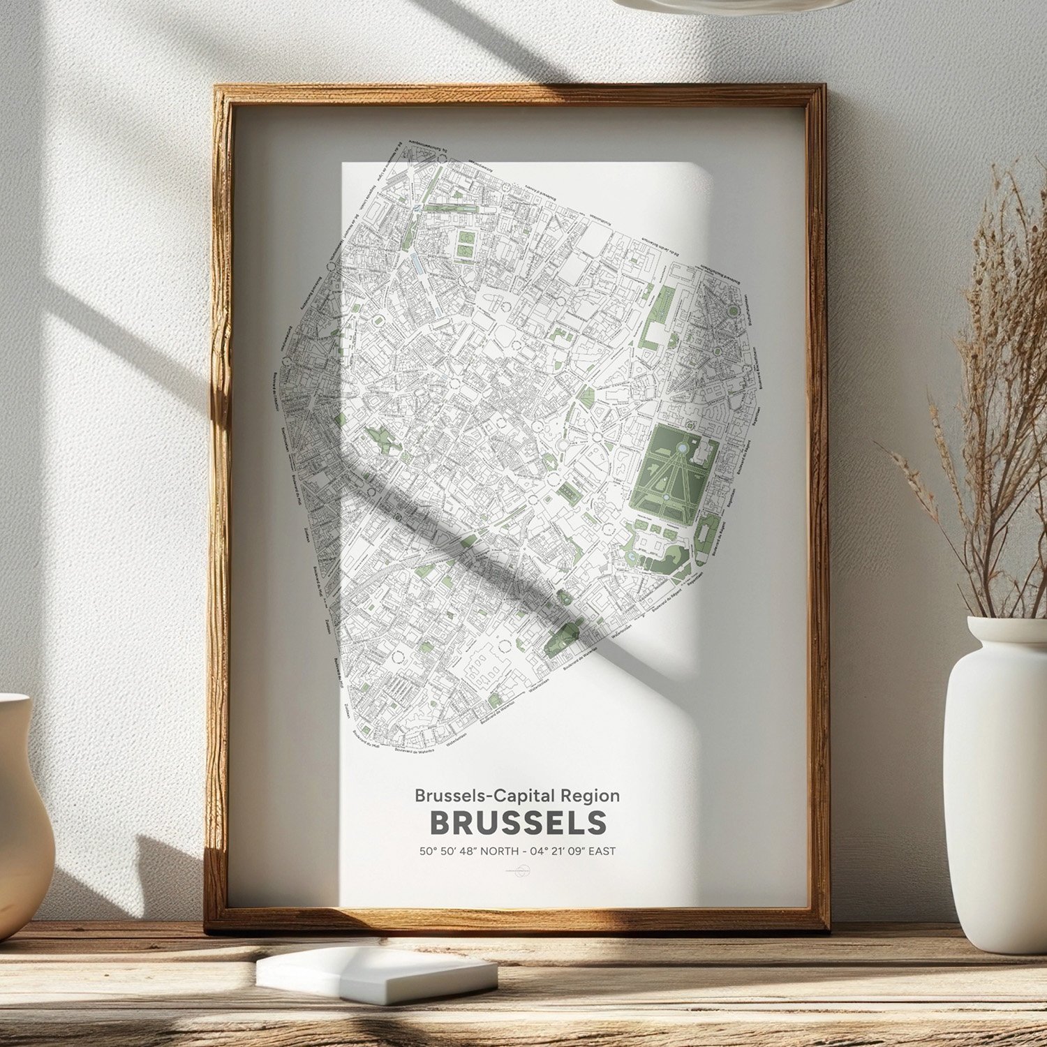 Poster décoratif avec la carte du pentagone de la Ville de Bruxelles encadré sur un meuble.