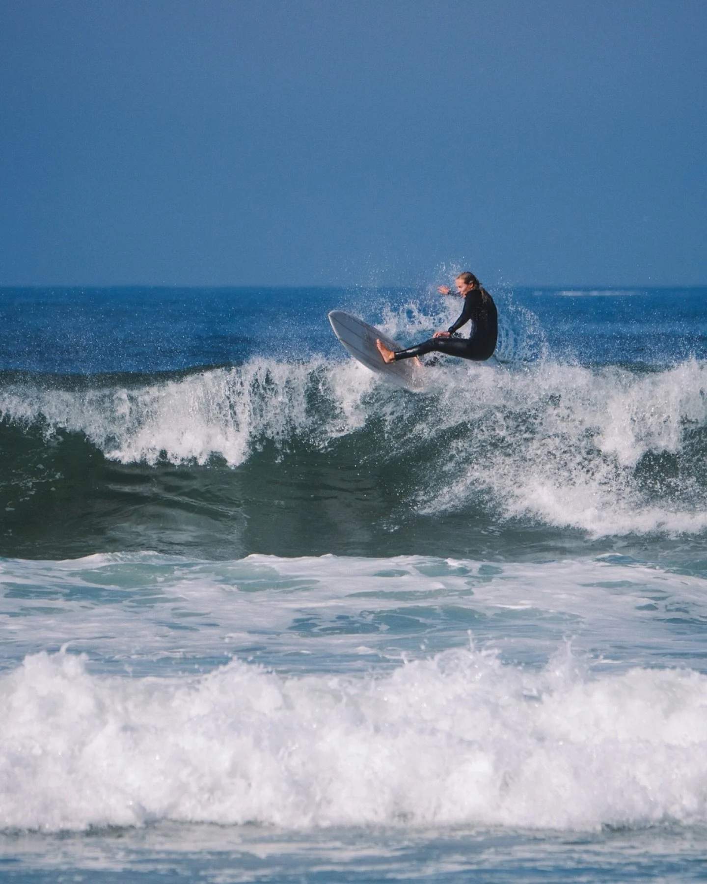 Auch mal wieder das kleine Board ausgepackt und neu verliebt hehe🧡 die n&auml;chsten Tage sollen auch endlich wieder gute Wellen kommen und ich freu mich soo 🌞 

#surfingwithfriends #surfgirls #columbussurfboards #surfgirl #galicia #galizien #vanli