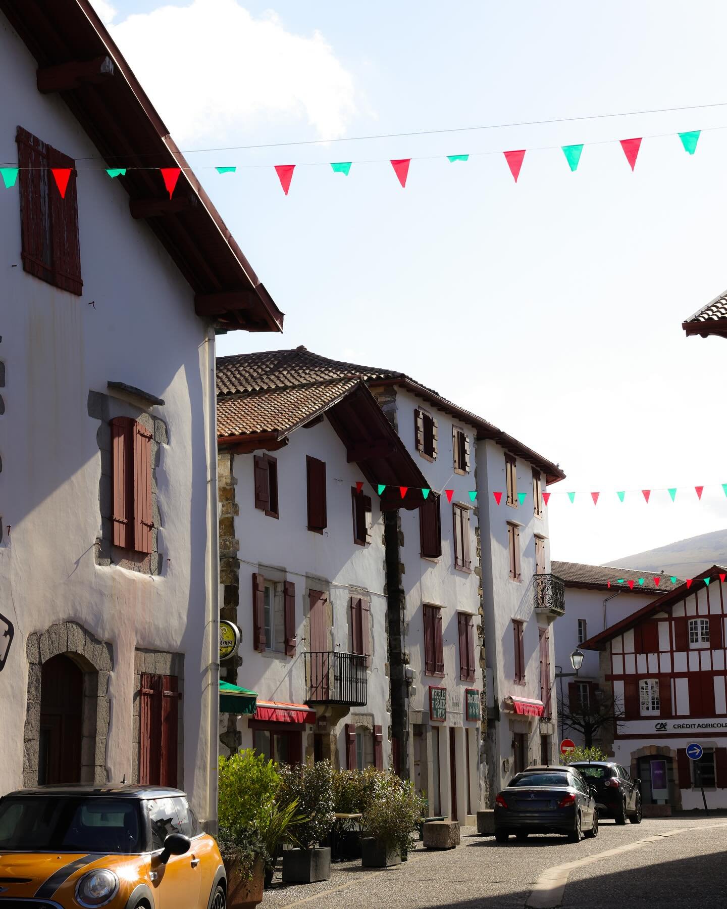 📍Espelette, notre berceau
Flâner dans les ruelles, découvrir ses maisons labourdines et son marché gourmand.
Retrouvez la laiterie nichée aux pieds des montagnes, au cœur d’Espelette. Un symbole du Pays basq