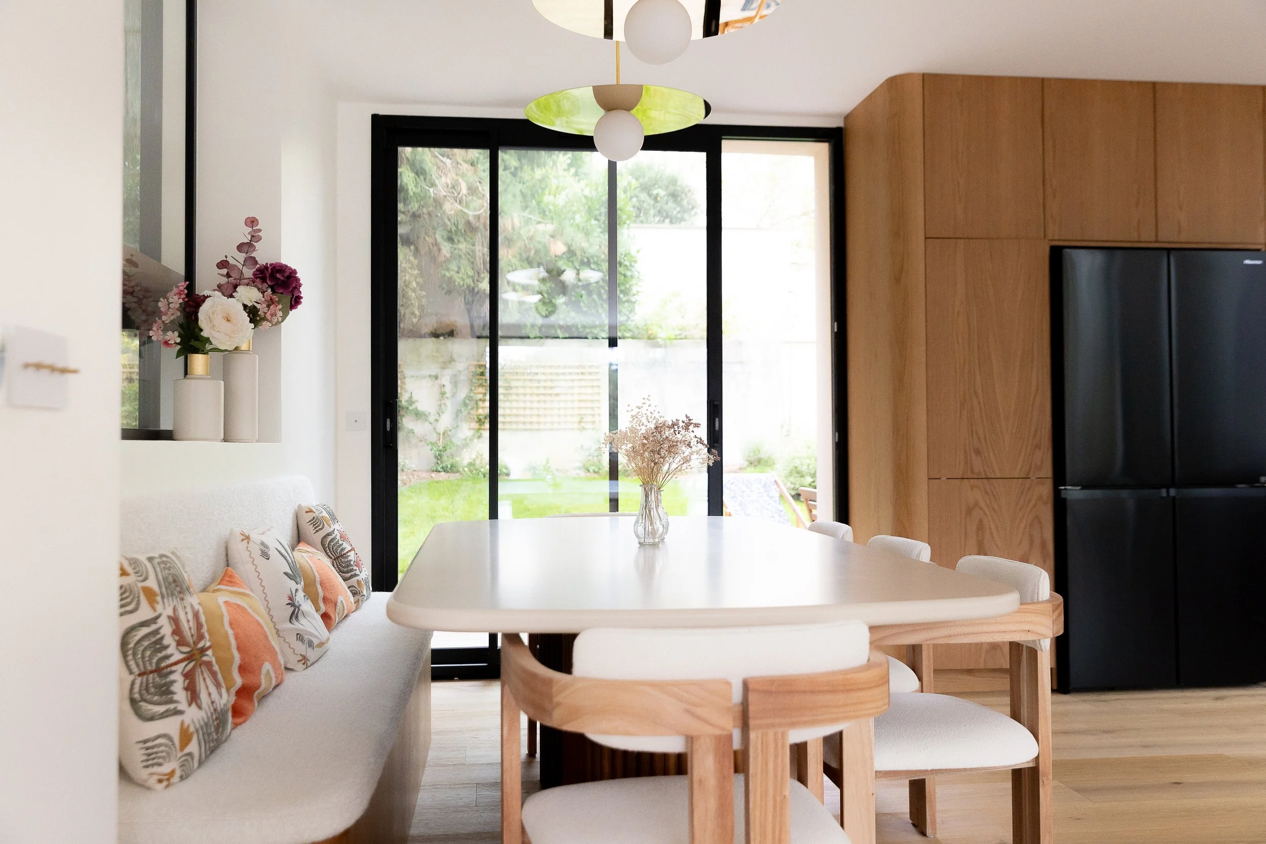 Salle à manger entièrement rénovée donnant sur l'extérieur, avec banc en bois fabriqué sur mesure