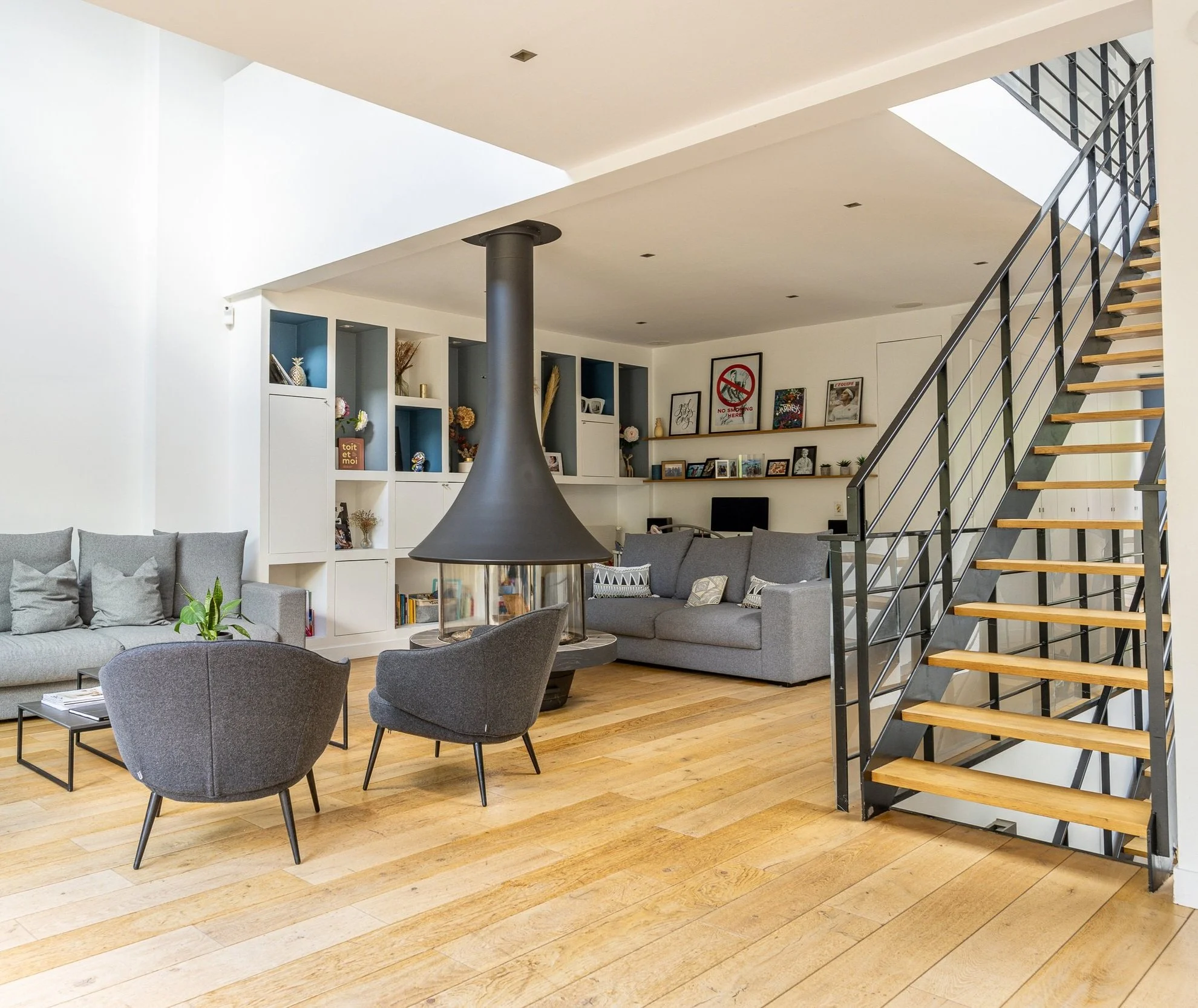 Salon d'une villa moderne avec cheminée design