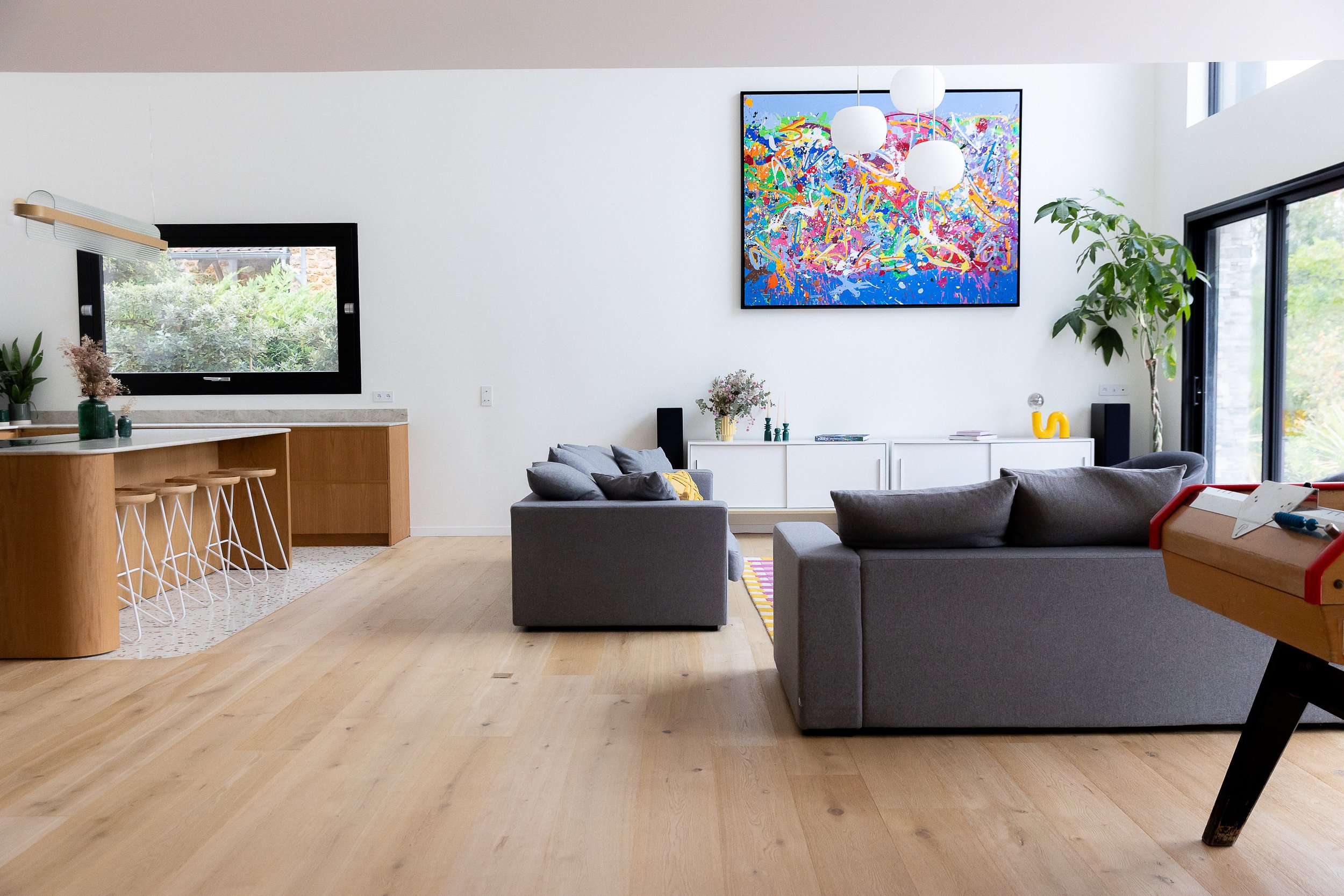 Salon ouvert sur la cuisine dans cette maison entièrement rénovée pour apporter plus de confort et de luminosité