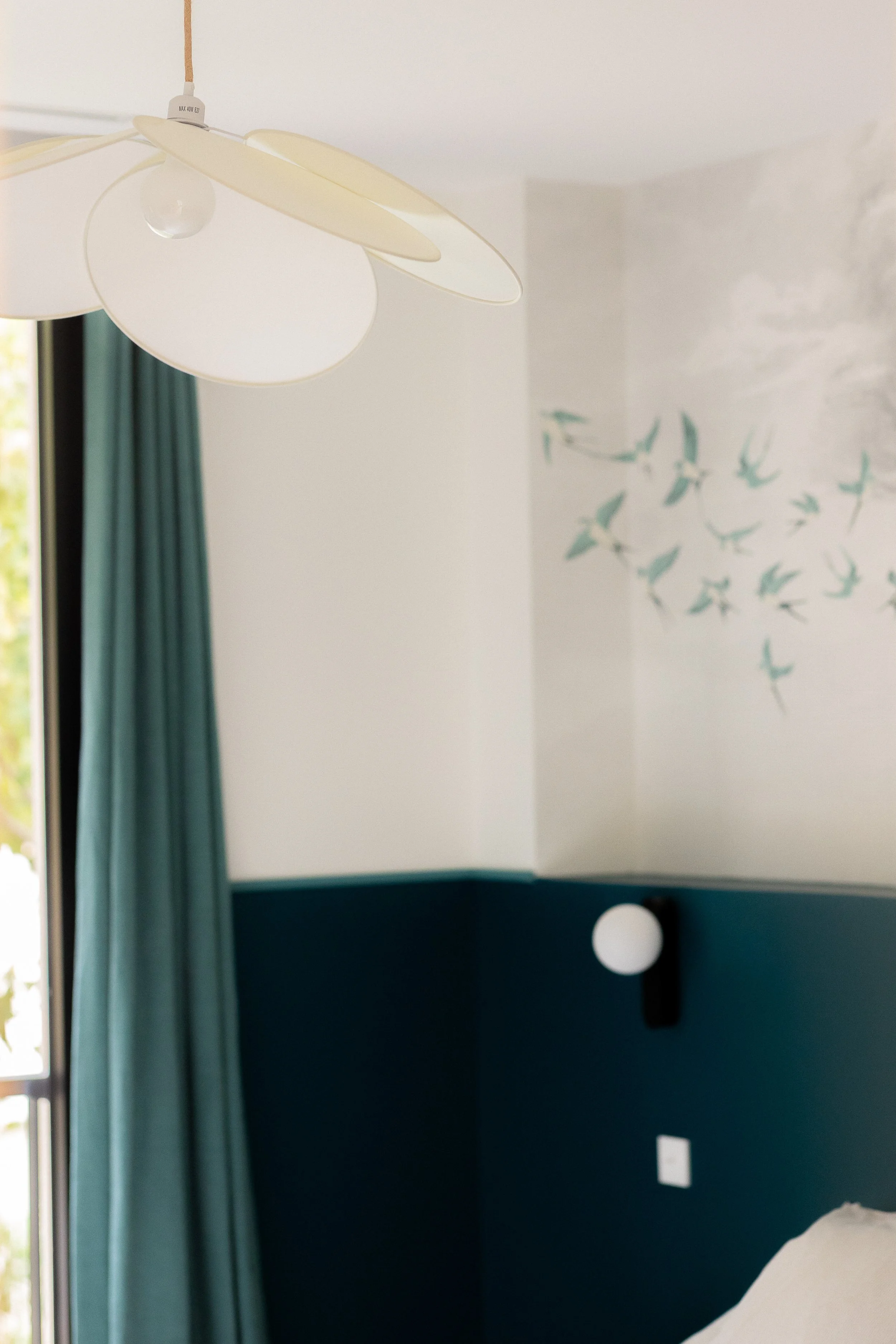 Chambre tout en douceur jouant sur les teintes de verts, réhaussé par un joli papier peint avec des oiseaux