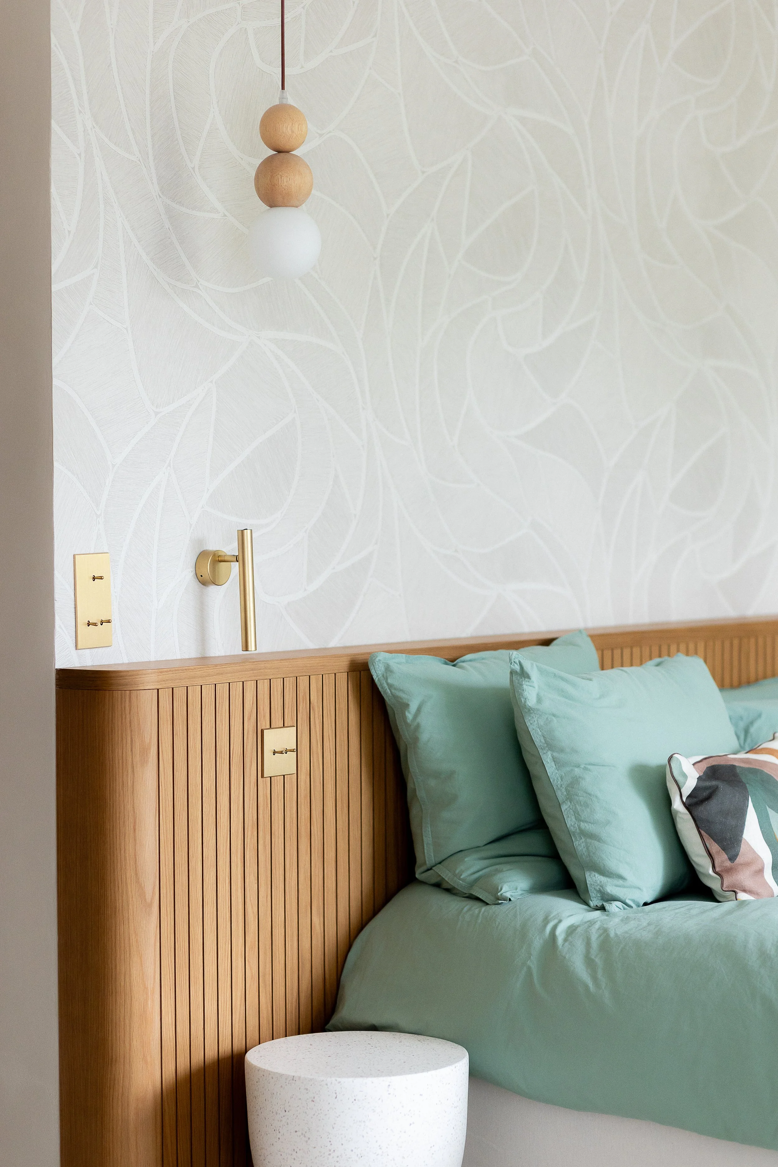 Tête de lit en bois réalisée sur mesure, réhaussé par un joli papier peint graphique