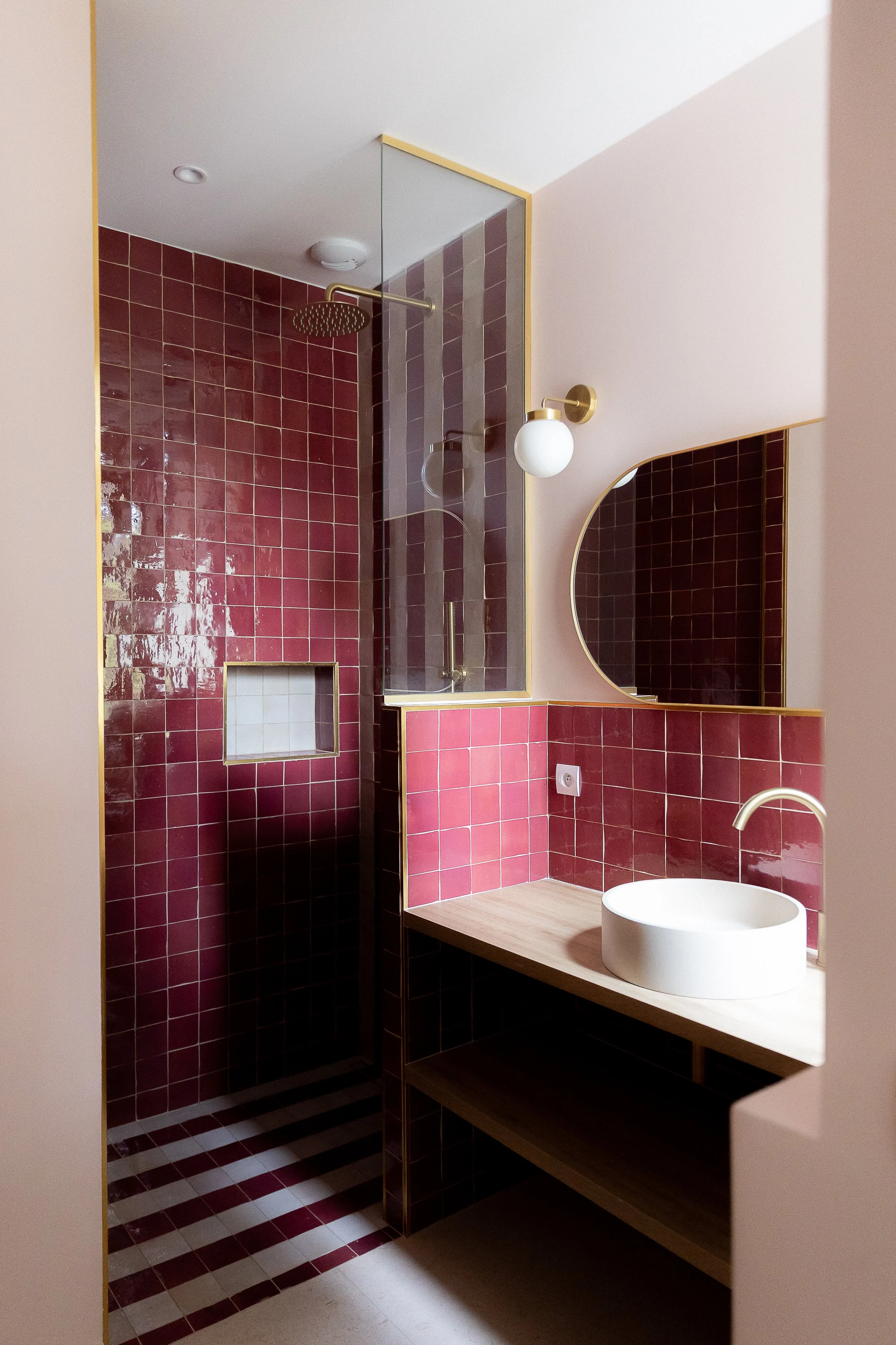Salle de douche rénovée avec du zellige et des finitions laiton