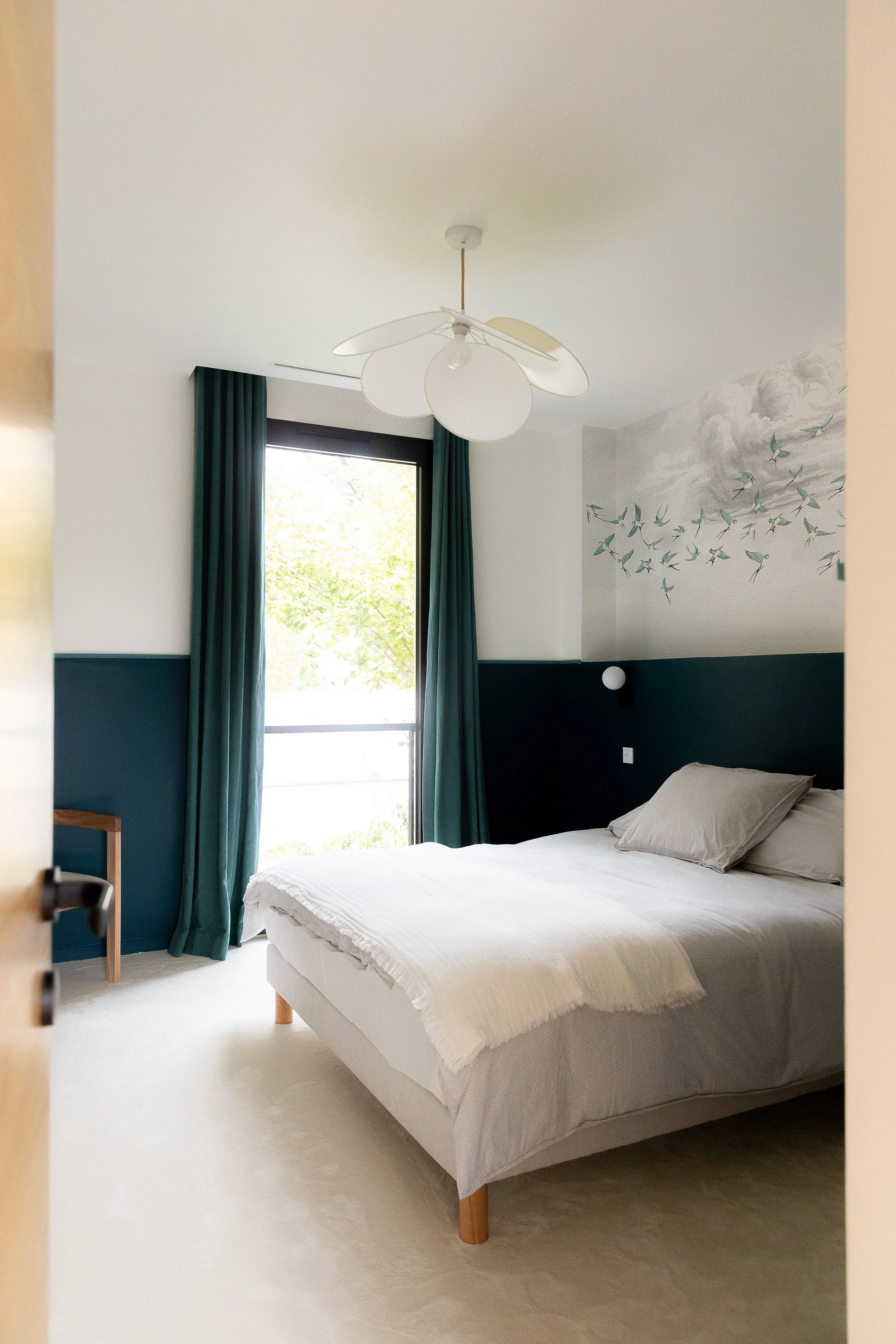 Chambre entièrement rénovée avec une jolie peinture verte et un papier peint aux nuances de vert, le tout avec des jolis rideaux assortis