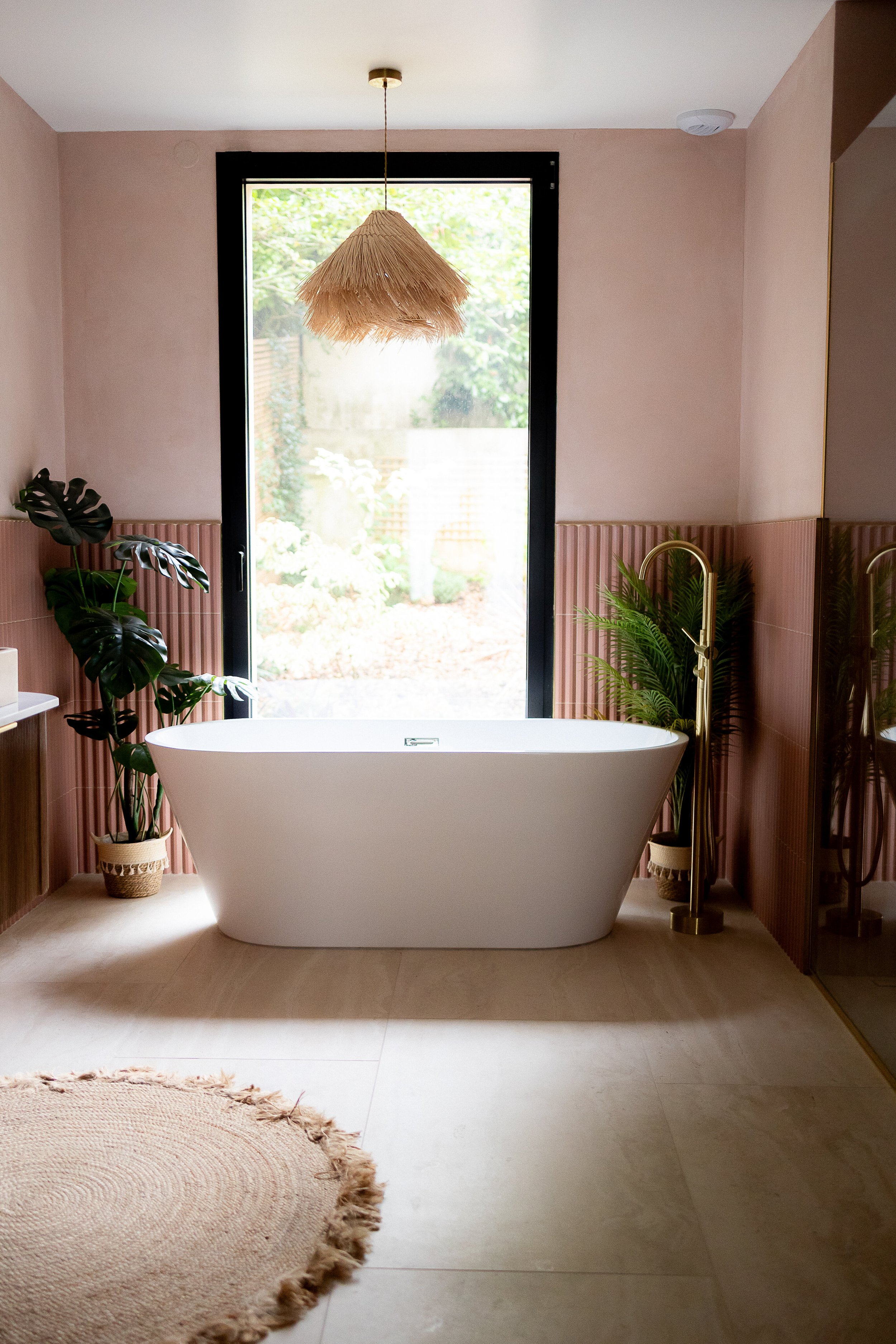 Salle de bain entièrement rénovée donnant sur l'extérieur avec un joli mix de carrelage reliéfé et de béton ciré