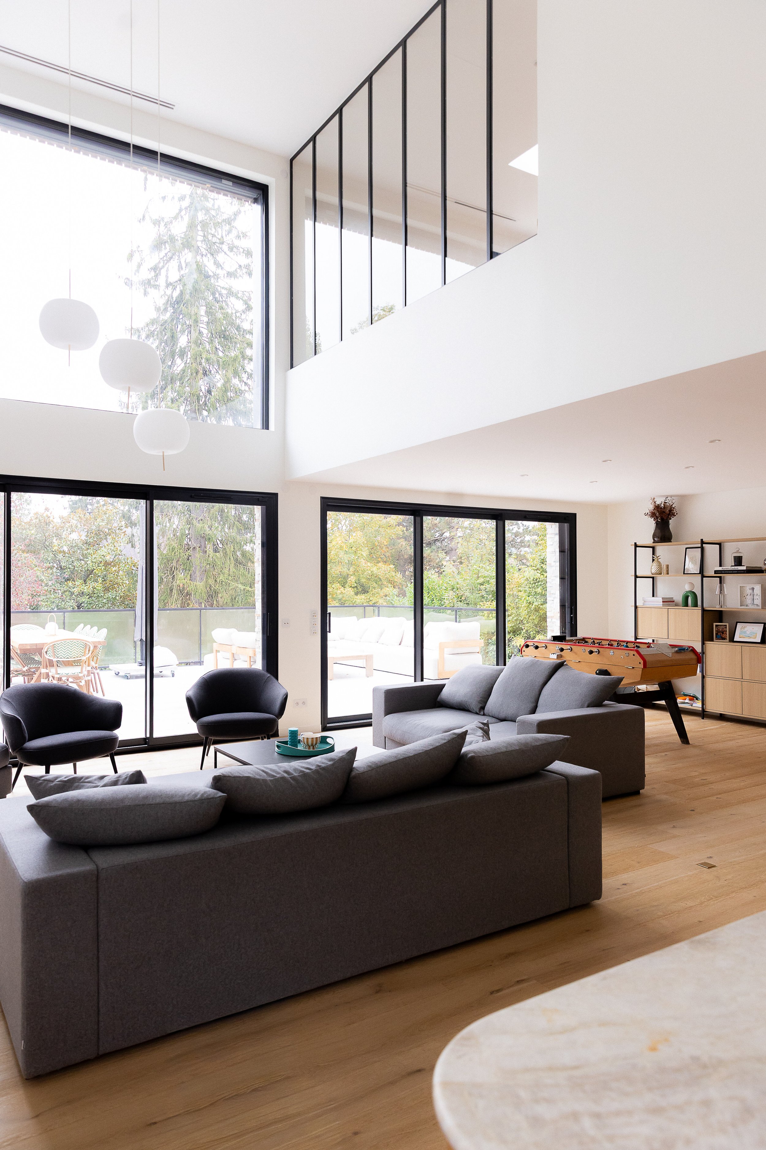 Salon entièrement rénové avec grande hauteur sous plafond et grande ouverture des espaces