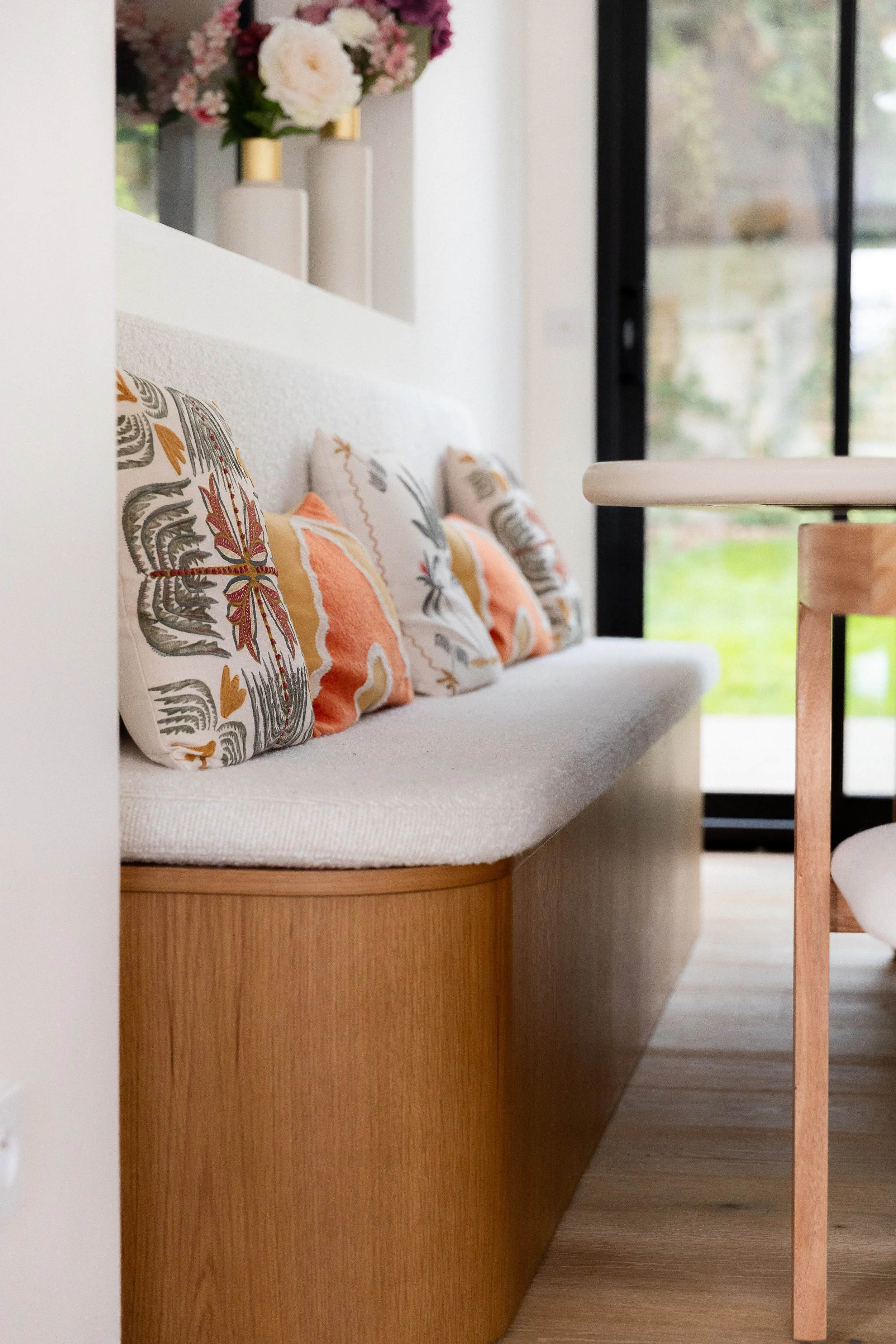 Banc entièrement conçu sur mesure en bois avec ses coussins sur mesure